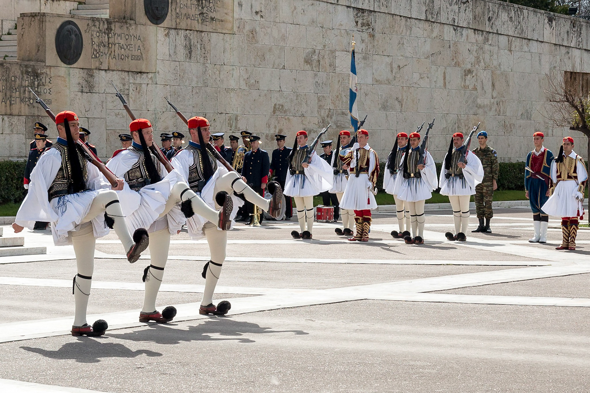 Her pazar günü saat 11:00'de, Syntagma Meydanı'ndaki Parlamento Binası önünde gerçekleştirilen Evzone nöbet değişiminden bir görüntü.

Seçkin askerlerden oluşan ve tarihte önemli zaferler kazanan Evzone'lar, günümüzde tören birliği olarak görev yapmaktadır.