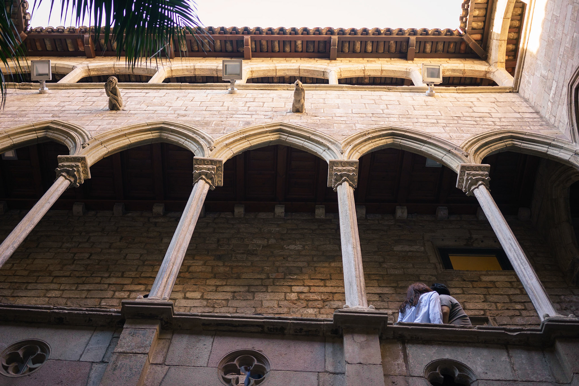 Picasso'nun hayatı boyunca yaşadığı değişimi, tarzının evrimini kronolojik sırayla gözler önüne seren Museu Picasso, Barselona'da görülecek en önemli yerlerden birisi. 5 konaktan oluşan müzeni her bir binası, klasik birer Katalan Gotik mimari örneğidir.