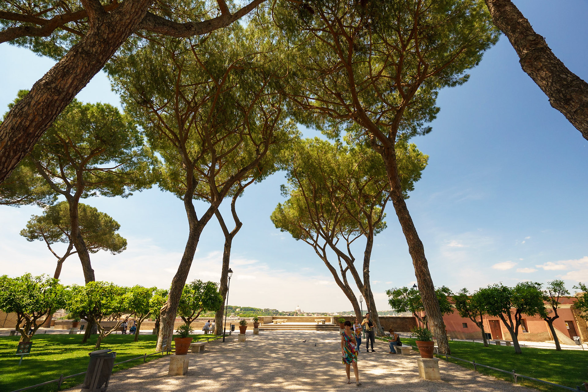 Roma'nın Aventino tepesinde bulunan Giardini degli Aranci'de (Portakal Bahçesi), şehrin simgelerinden biri olan fıstık ağaçları arasında sakin bir gün geçirebilirsiniz. Bahçenin nehre yakın ucunda ise, şehre tepeden bakmanızı sağlayan bir balkon bulunuyor.