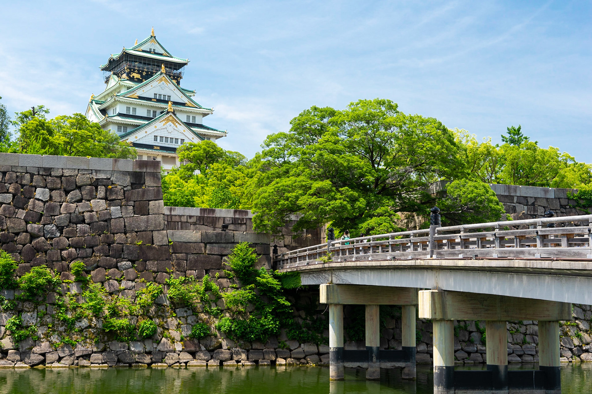 Osaka Kalesi, şehrin tam merkezinde dev bir parkın içinde yer alıyor ve müthiş manzaralar sunuyor. Kalenin orijinalinin yıkıldığını, bu görülen halinin 1990'larda inşa edildiğini öğrenseniz de, etkileyici olduğu gerçeğini değiştirmiyor.
