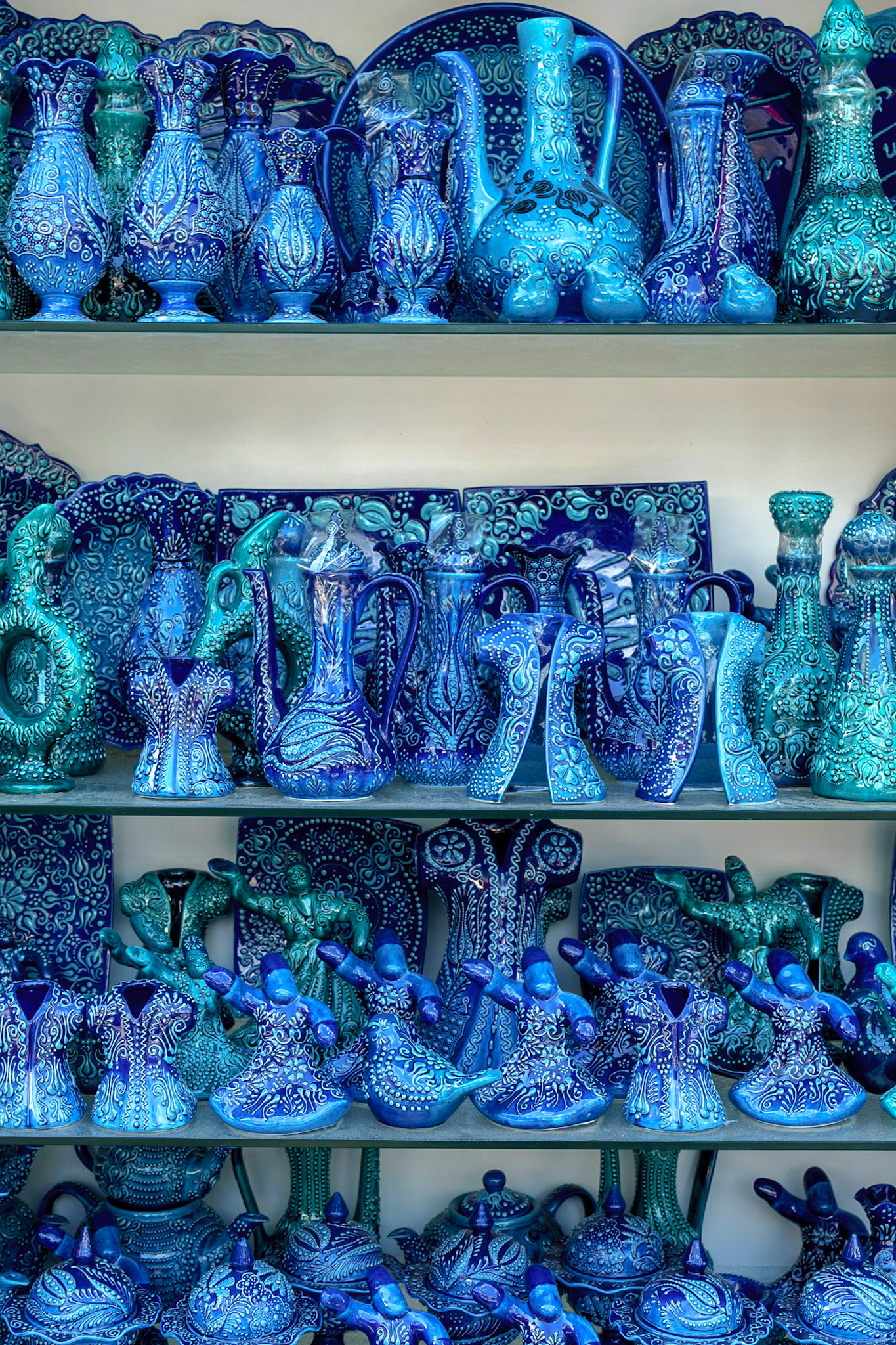 Sultanahmet'in yüzlerce turistik dükkanından birisinde, bir raf dolusu mavi çini seramik süs eşyası.