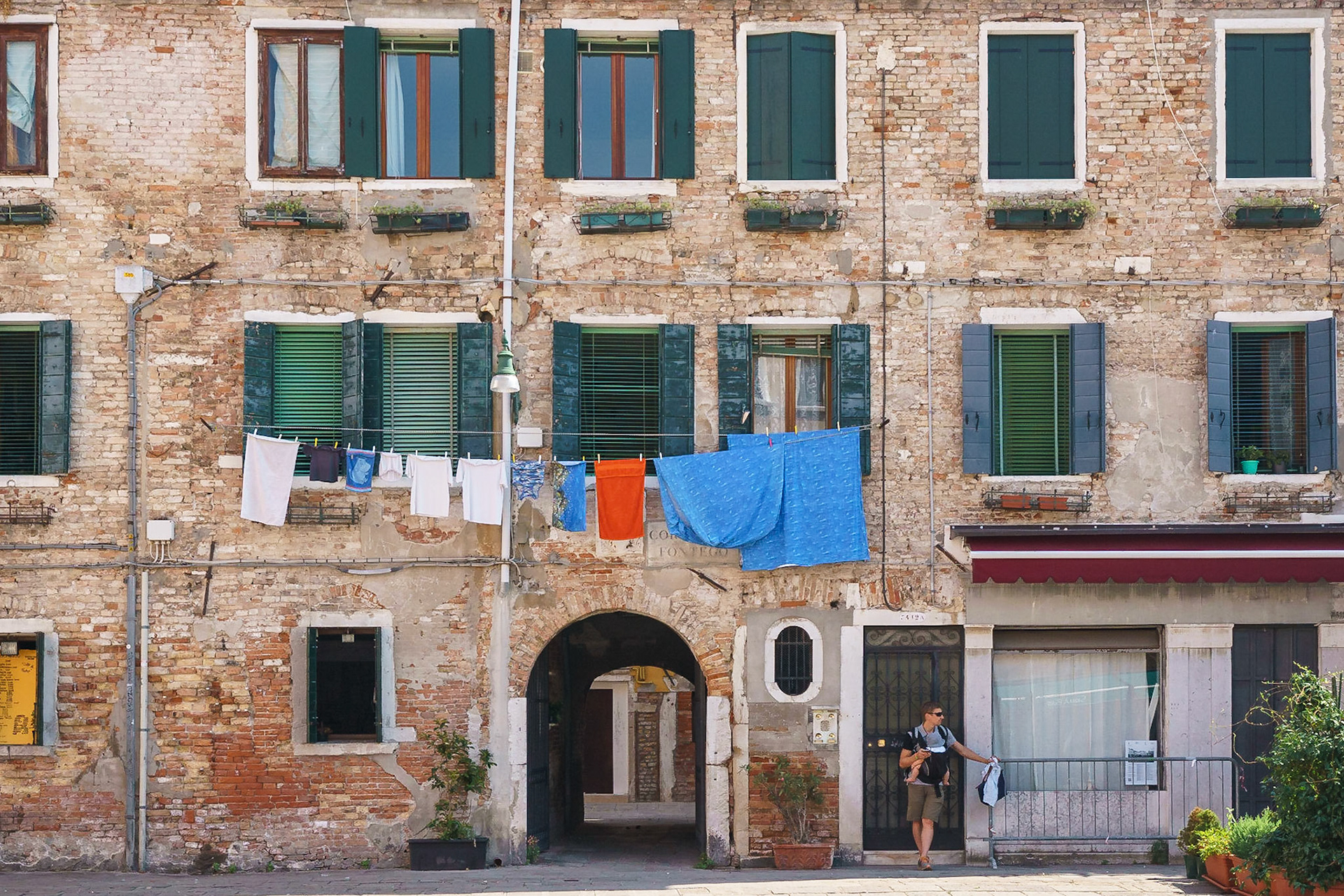 Venedik'in her yerinde karşılaşılan tuğla binalar, renkli panjurlar ve pencereler arasına gerili iplerde asılı çamaşırlar.