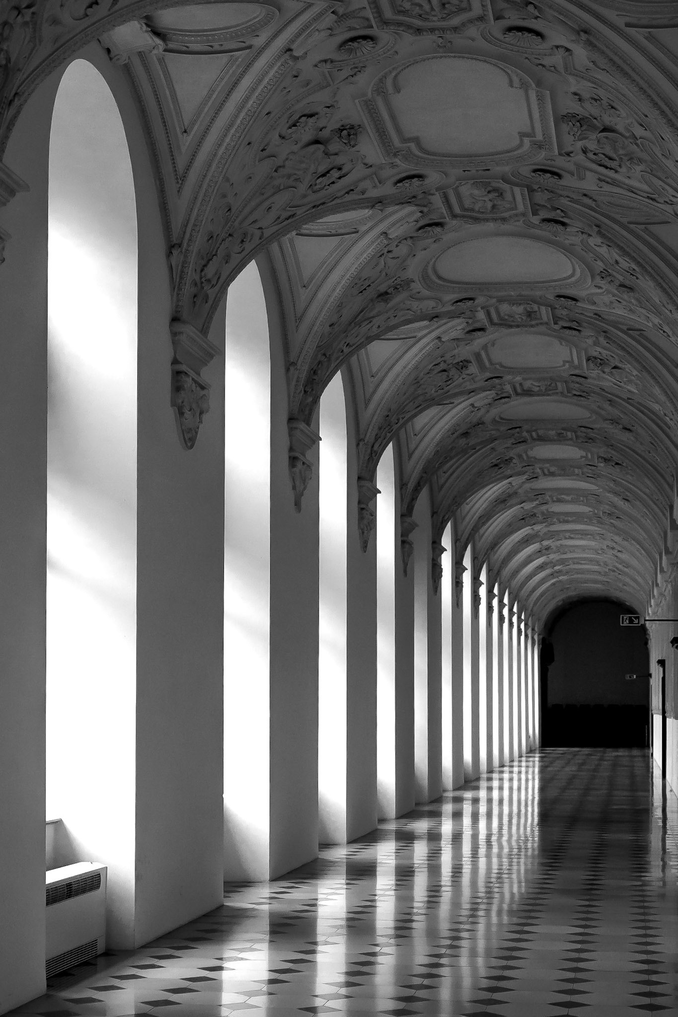 Rezidens Sarayı'nın uçsuz bucaksız gözüken koridorlarından birisi, pencerelerden süzülen güneş ışığıyla ilginç bir görüntü oluşturuyor.