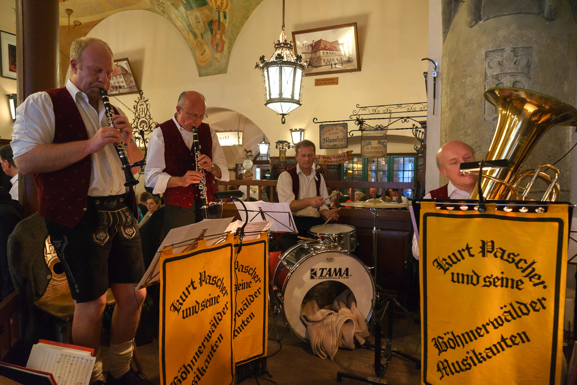 Münih'in ismi en çok bilinen birahanesi Hofbraühaus'un ortasında yer alan sahnede gösteri yapan oom-pah bandosu. Oom-pah ismi, bando içerisinde yer alan tuba gibi bakır nefesli çalgıların çıkardığı derin seslerden gelmektedir.