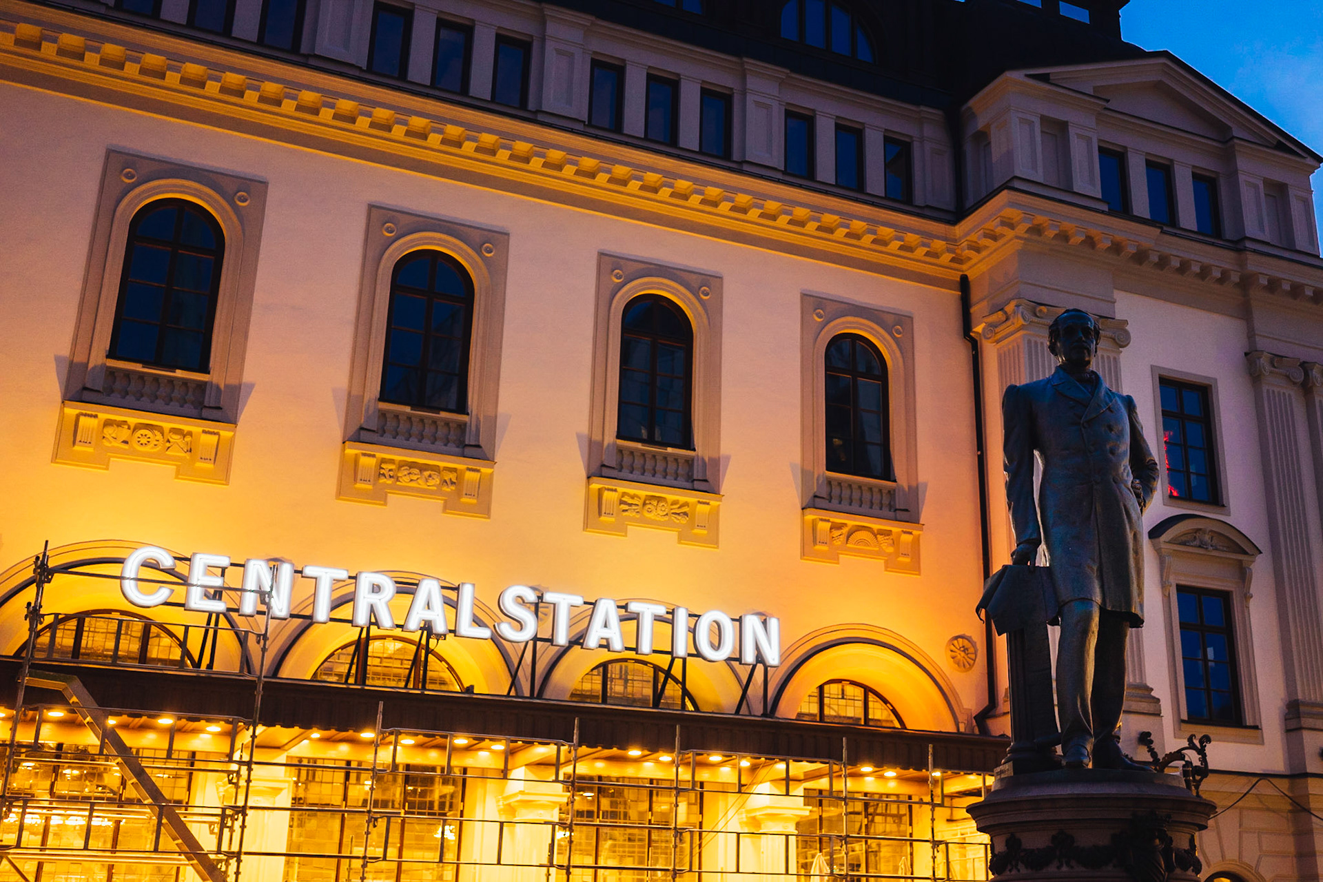 Stokholm tren istasyonu ve hemen önünde yer alan, İsveç'te demiryollarının gelişiminde önemli role sahip Nils Ericson'un heykeli.