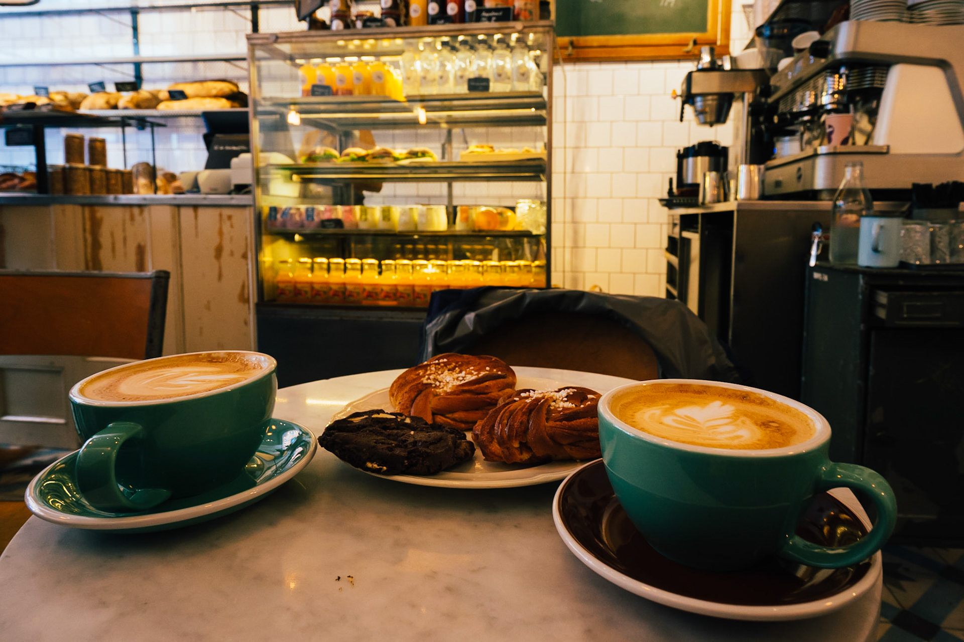 Stokholm'ün yerel cafe zincirlerinden biri olan Fabrique'te bir fika (İsveçlilerin kahve molasına verdikleri isim) ve olmazsa olmazı kanelbulle (tarçınlı çörek).