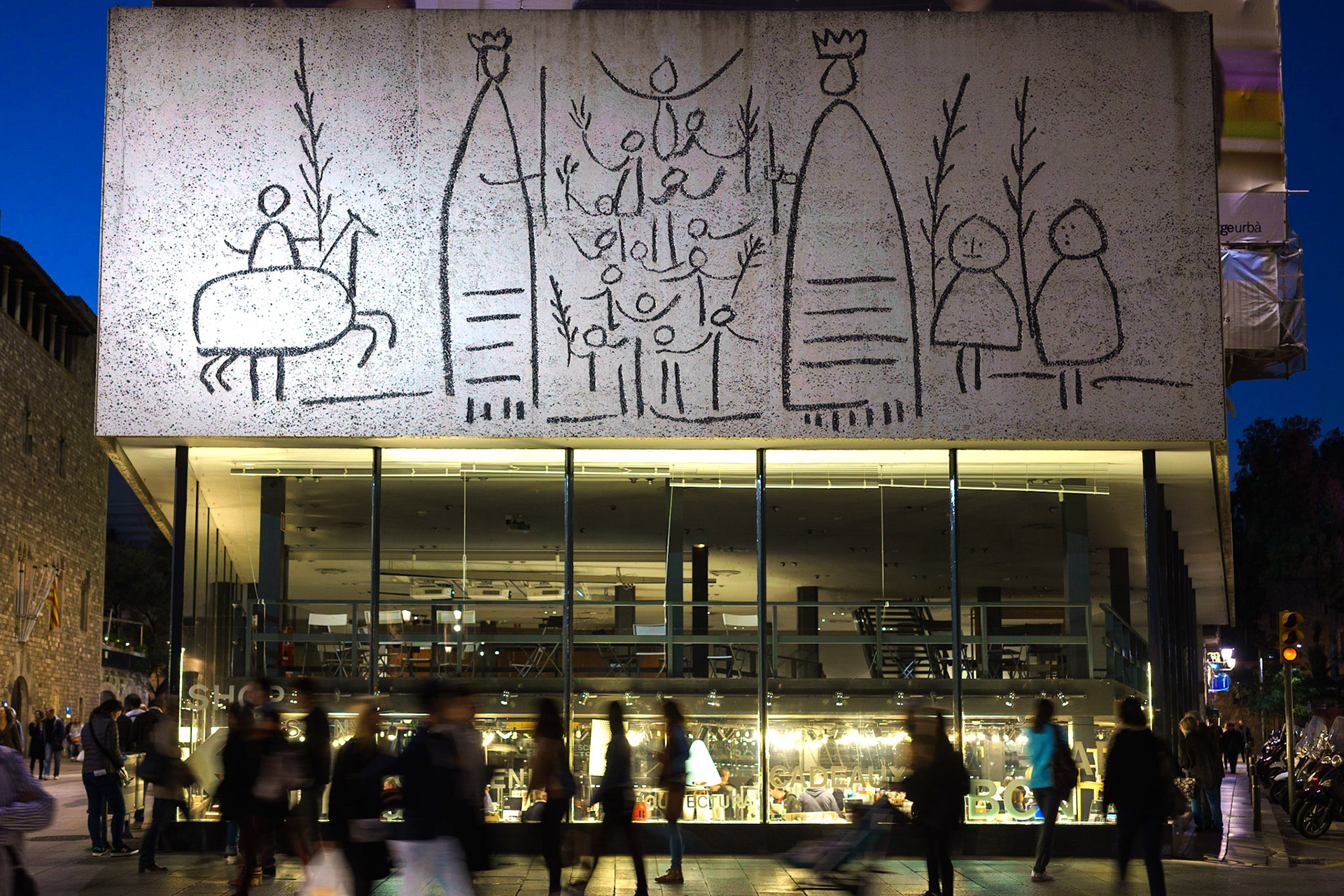 Picasso tarafından tasarlanan ve Norveçli sanatçı Carl Nesjar tarafından yapılan friz. Eser için Joan Miró'nun da görevlendirilebileceğini duyan Picasso, "Miró benzeri iş çıkarabileceğini" söylemiş ve bu tasarımı oluşturmuştur.