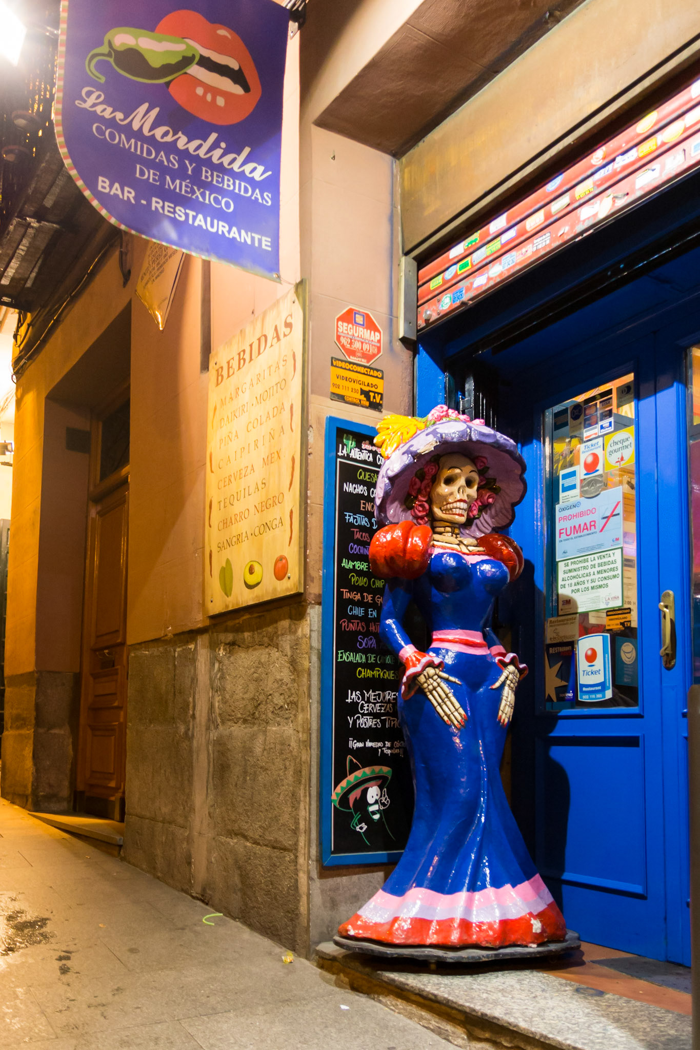 Madrid'de Ölüler Günü temalı bir barın kapısında yer alan heykel.