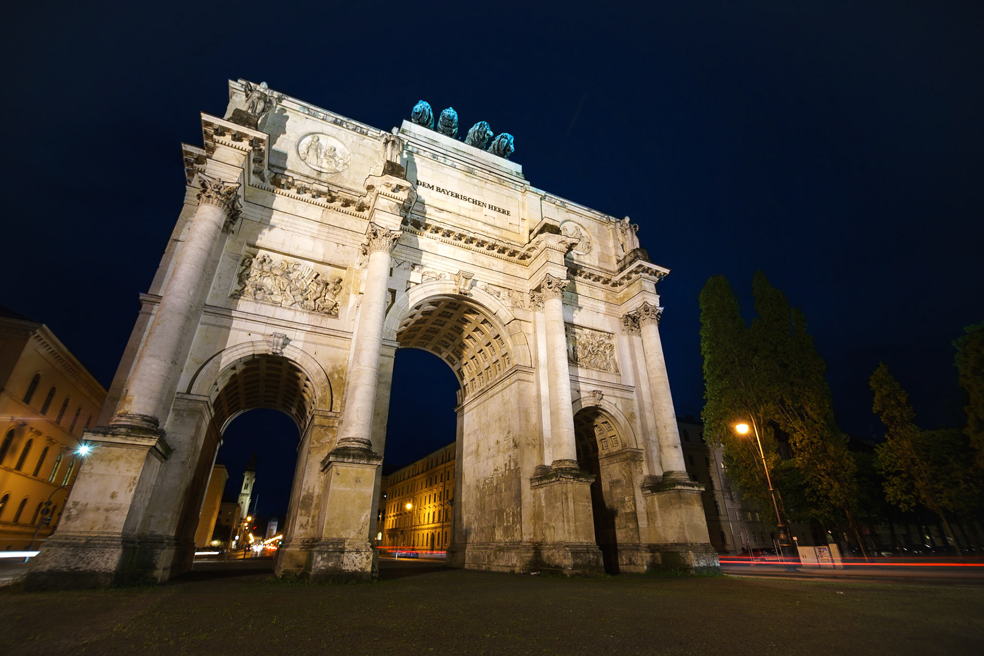 Kral 1. Ludwig tarafından 1852'de yaptırılan ve Bavyera ordusunun zaferlerini simgeleyen Siegestor Takı.