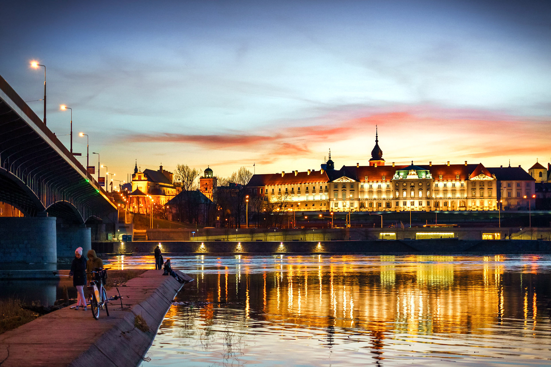 Vistül Nehri'nin karşı kıyısından, Eski Şehir bölgesinin yerleşim yeri haline gelmesini sağlayan Kraliyet Sarayı.