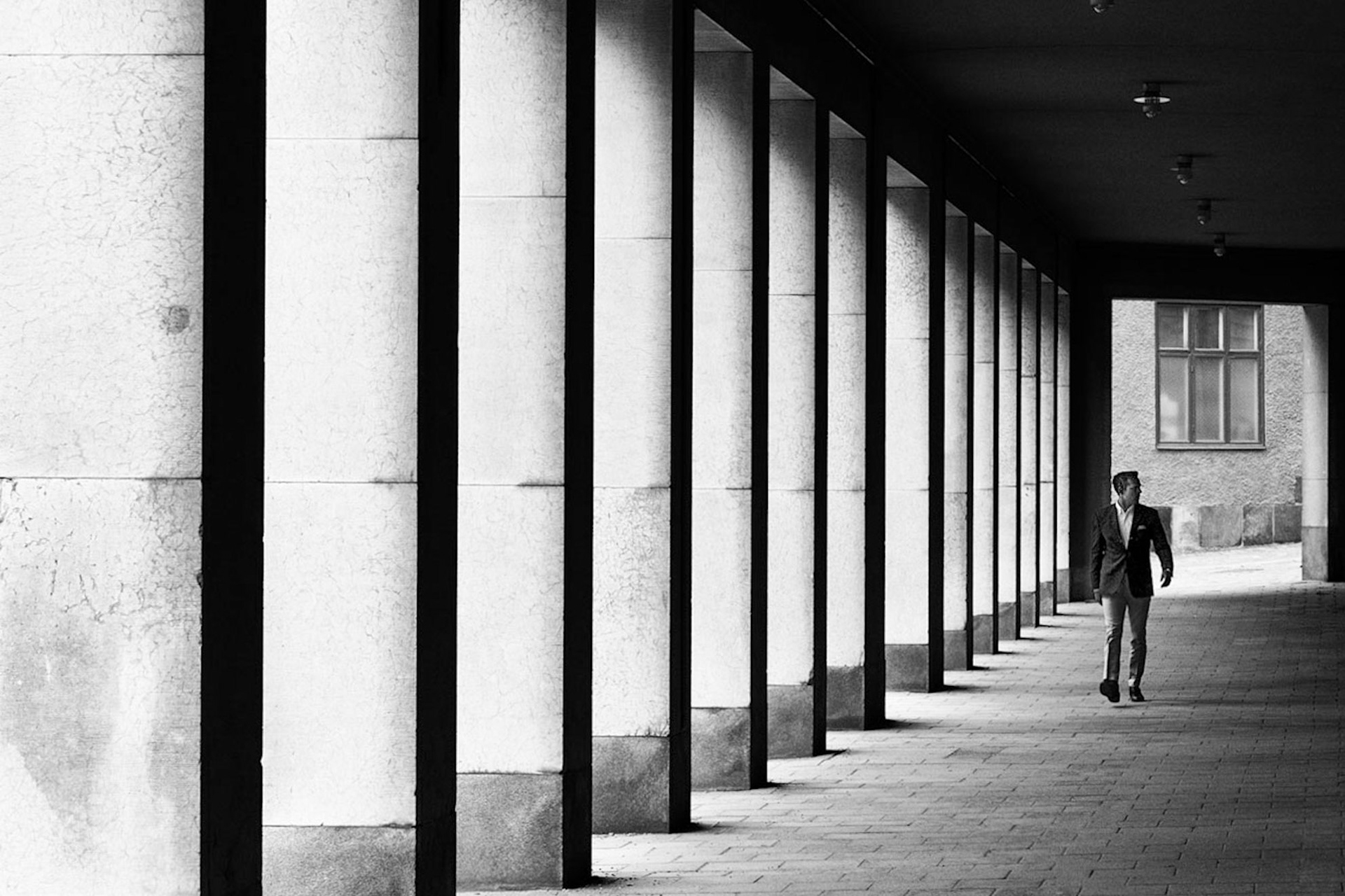 Stockholm sokaklarında bir geçitte, ışığın sütunlar üzerinde yarattığı etki.