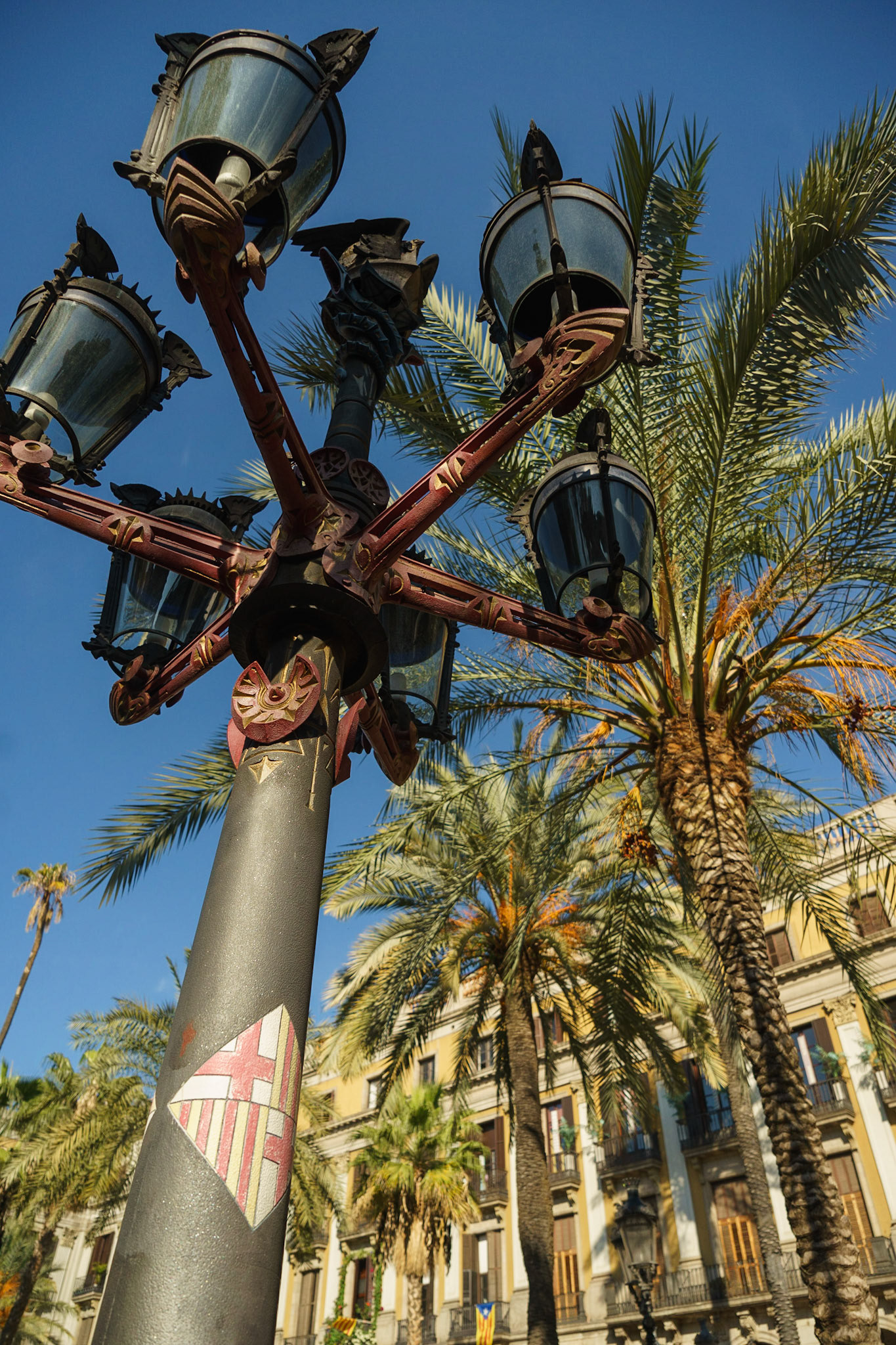 Plaça Reial ("Kraliyet Meydanı"), Barselona'nın en kalabalık meydanlarından birisidir. İki ucunda yer alan 2 adet sokak lambası, belediye tarafından görevlendirilen Gaudí'nin ilk halka açık eseridir.