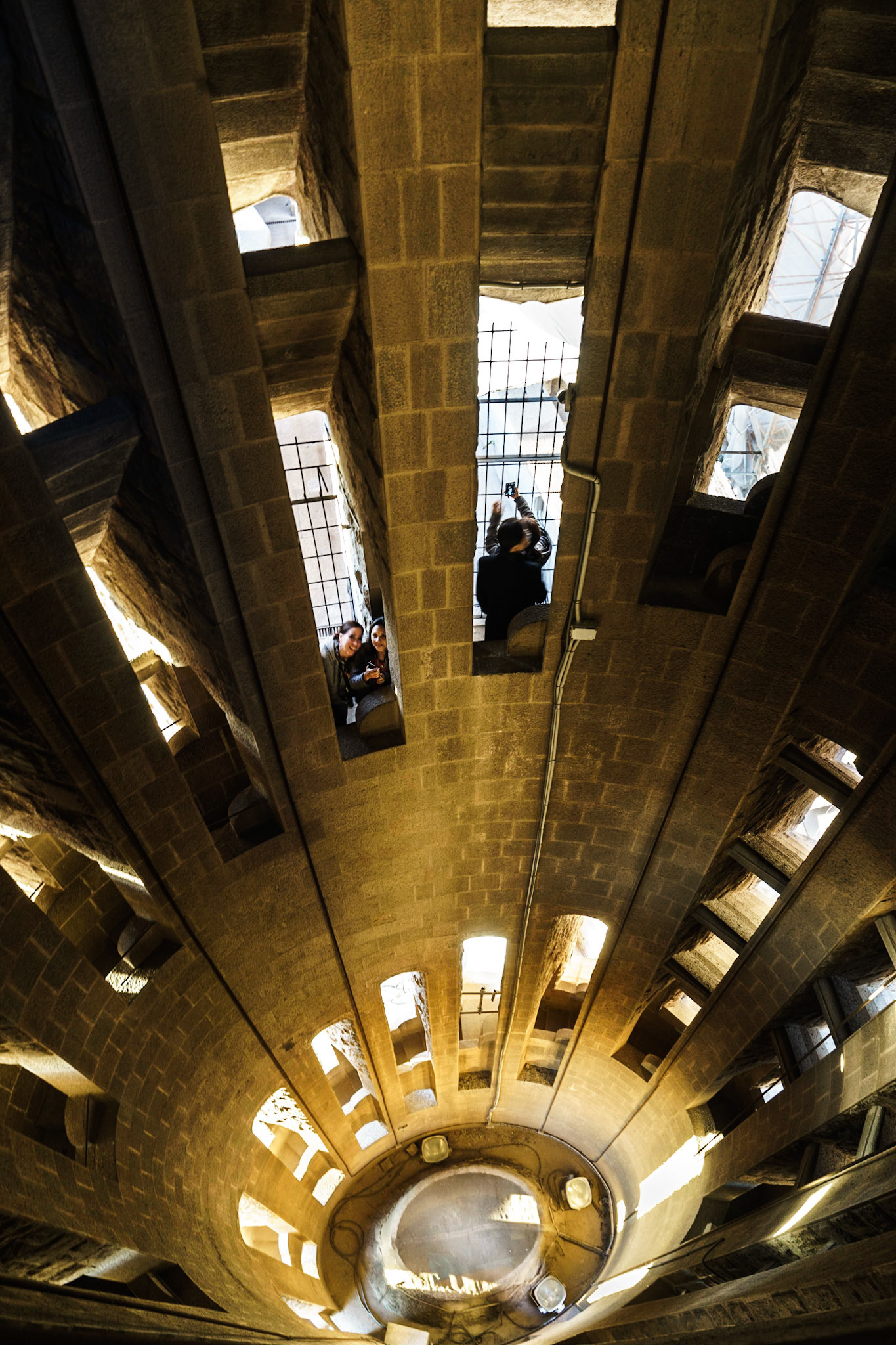 Sagrada Familia'nın iki ana kulesine çıkmak mümkün. Yukarı çıkarken asansör var, ancak diğer kuleye geçtikten sonra merdivenleri kullanarak inmek gerekiyor - bu sırada aşağı bakmamak en iyisi olacaktır.
