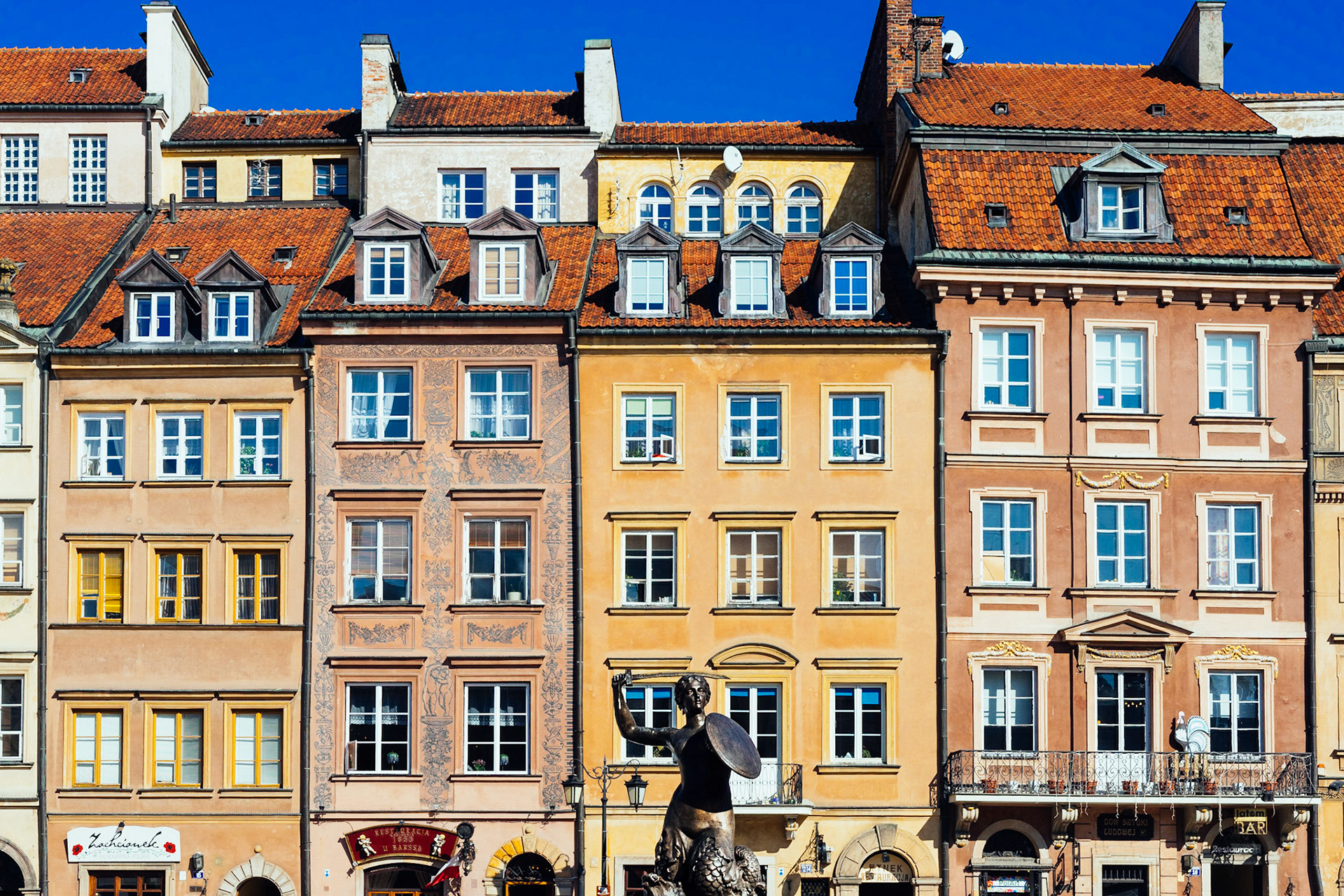 Varşova'nın Eski Şehir bölgesindeki Pazar Alanı Meydanı, 2. Dünya Savaşı sırasında Almanya tarafından tamamen yıkılmıştır. Savaş sonrasında önceki görünümüne geri getirilmek için, ülke olarak büyük çabalar gösterilmiştir.