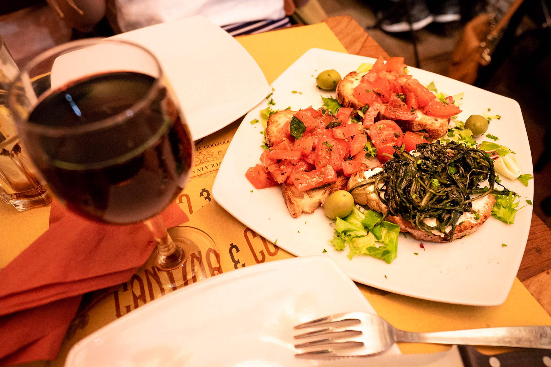Piazza Navona'nın arka sokağında yer alan sıcak ve karakteristik restoran Cantina e Cucina'da bruschetta tabağı. Bruschettanın orijinali sadece ekmeğe sürülmüş sarımsak ve zeytinyağı içerir ama birçok mekan dünyanın taleplerine ayak uydurmuş durumda.