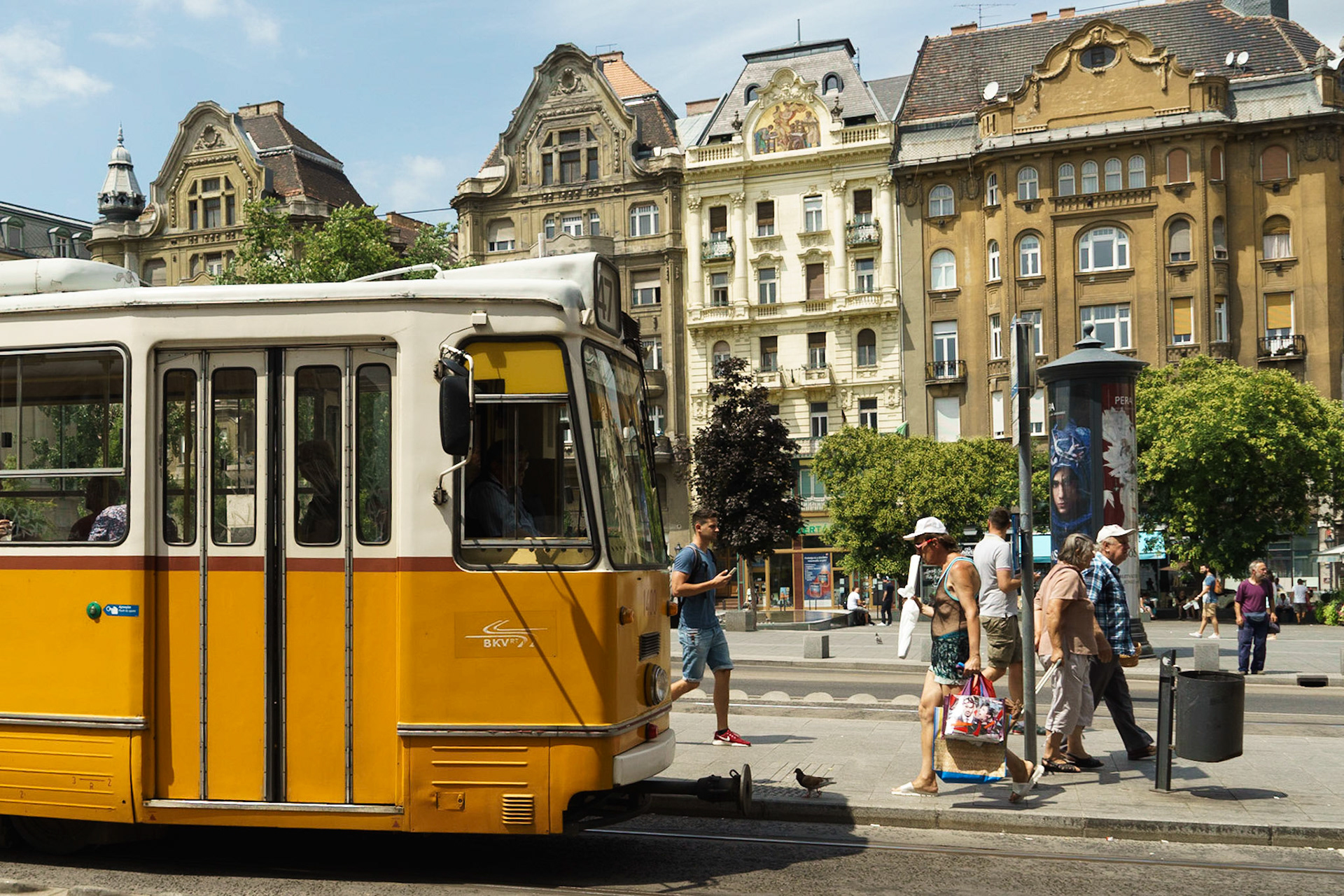 Uzun yıllar Sovyet işgali altında kalan Macaristan, nispeten yakın bir zamanda, 1989 yılında, komünizmin yıkılmasıyla demokrasiye geçmiştir. Bu yılların etkileri, binalar ve toplu taşıma araçlarında açıkça görülüyor.
