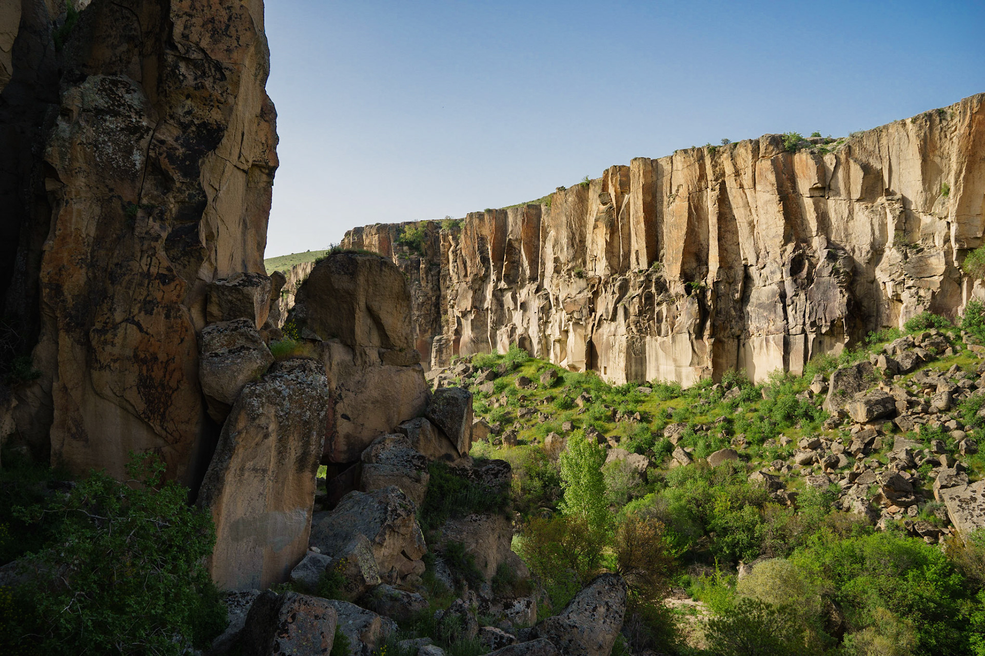 Kapadokya bölgesinin güneyinde bulunan ve yaklaşık 16 kilometre boyunca devam eden Ihlara Vadisi, Bizans döneminden kalma çok sayıda yeraltı sığınağı ve kilisesine sahiptir.