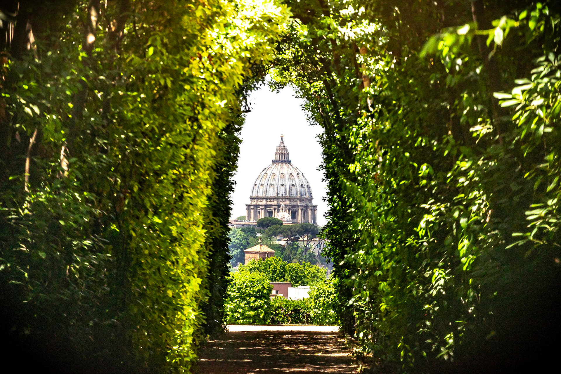 Roma'nın Aventino tepesinde, Papa 2. Paul tarafından özerklik verilen Malta Şovalyelerine ait Priorato di Malta villası bulunuyor. Bu villanın kapısında yer alan anahtar deliğinden bakıldığında, sarayın girişinde ağaçlarla çevrili bir yol, ardından Roma'nın çatıları, onun da ardında St. Pietro'nun kubbesi görülüyor - tek bir bakışta, 3 ülkeyi birden görebilmek böylece mümkün oluyor.