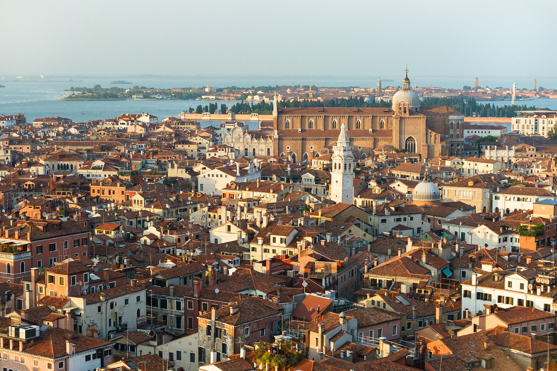 San Marko Çan Kulesi'nin en tepesinden Venedik manzarası.