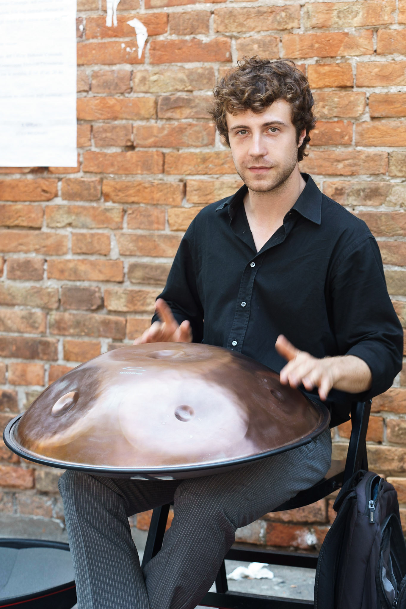 Burano adasında bir hang sanatçısı. Hang, 2000li yıllarda İsviçre'de icat edilen, elle çalınan bir müzik aleti.