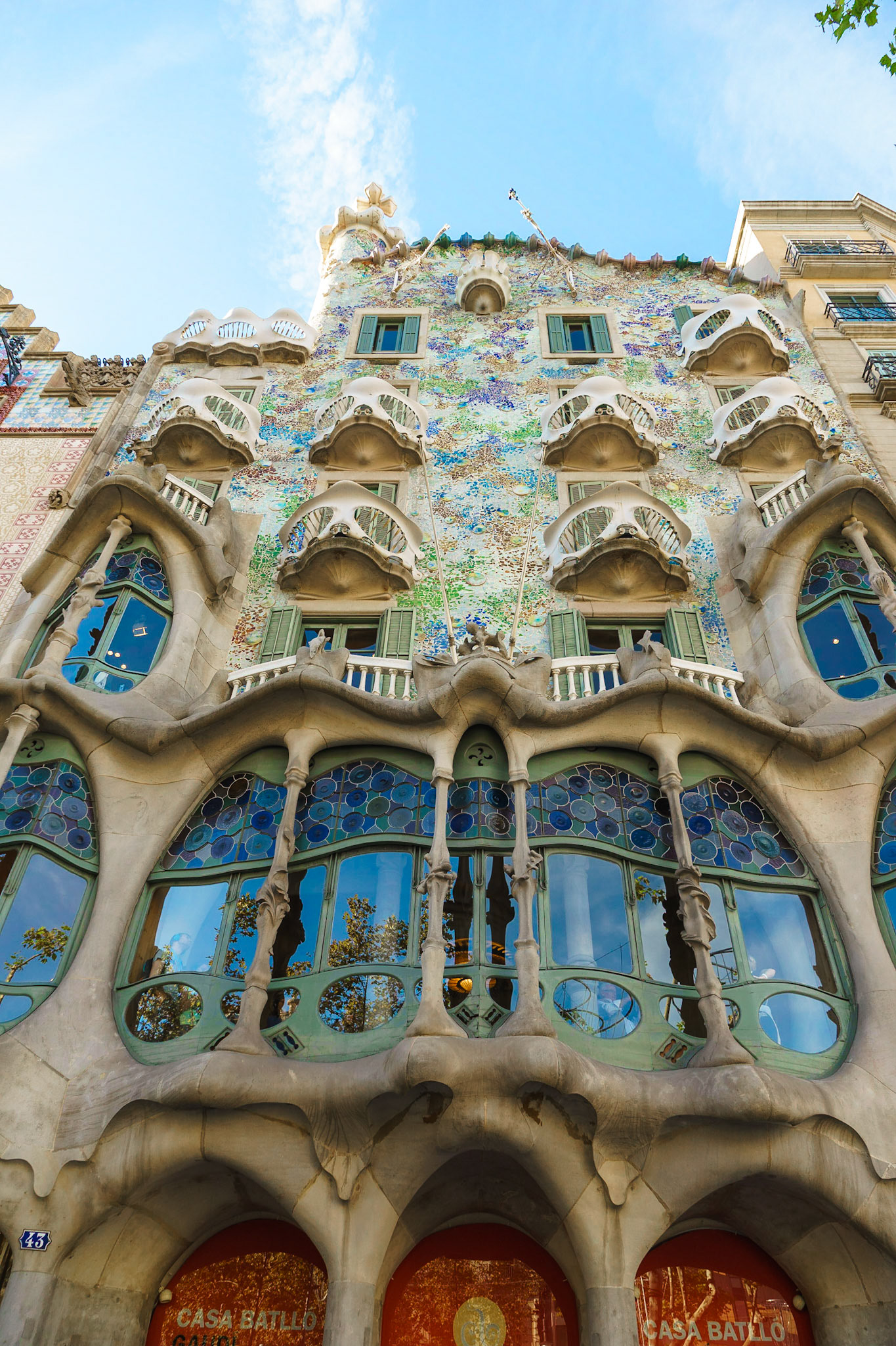 İskelet benzeri organik yapısı nedeniyle "Kemikten Ev" olarak tanımlanan Casa Batlló, Gaudí'nin en orijinal eserlerinden birisidir. Ejderha sırtına benzetilen çatısı ve sol tarafında kılıç sapı gibi yükselen kulenin, mitolojide kılıcıyla ejderha öldüren Aziz Yorgi'ye ithafen tasarlandığı düşünülmektedir.