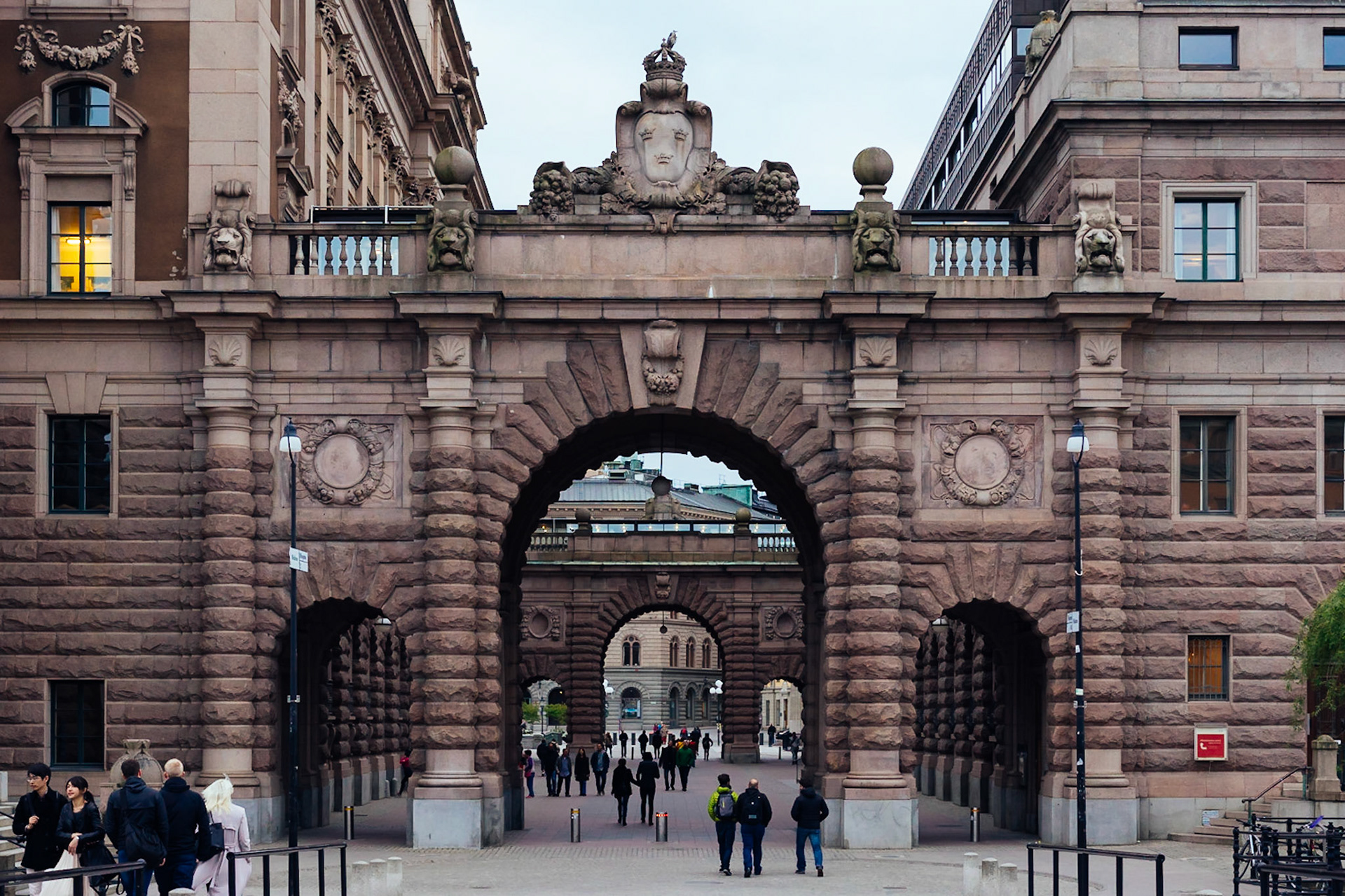 Stokholm'de Gamla Stan'ın girişinde, İsveç Parlementosu'nun avlusunu oluşturan iki takın görüntüsü.