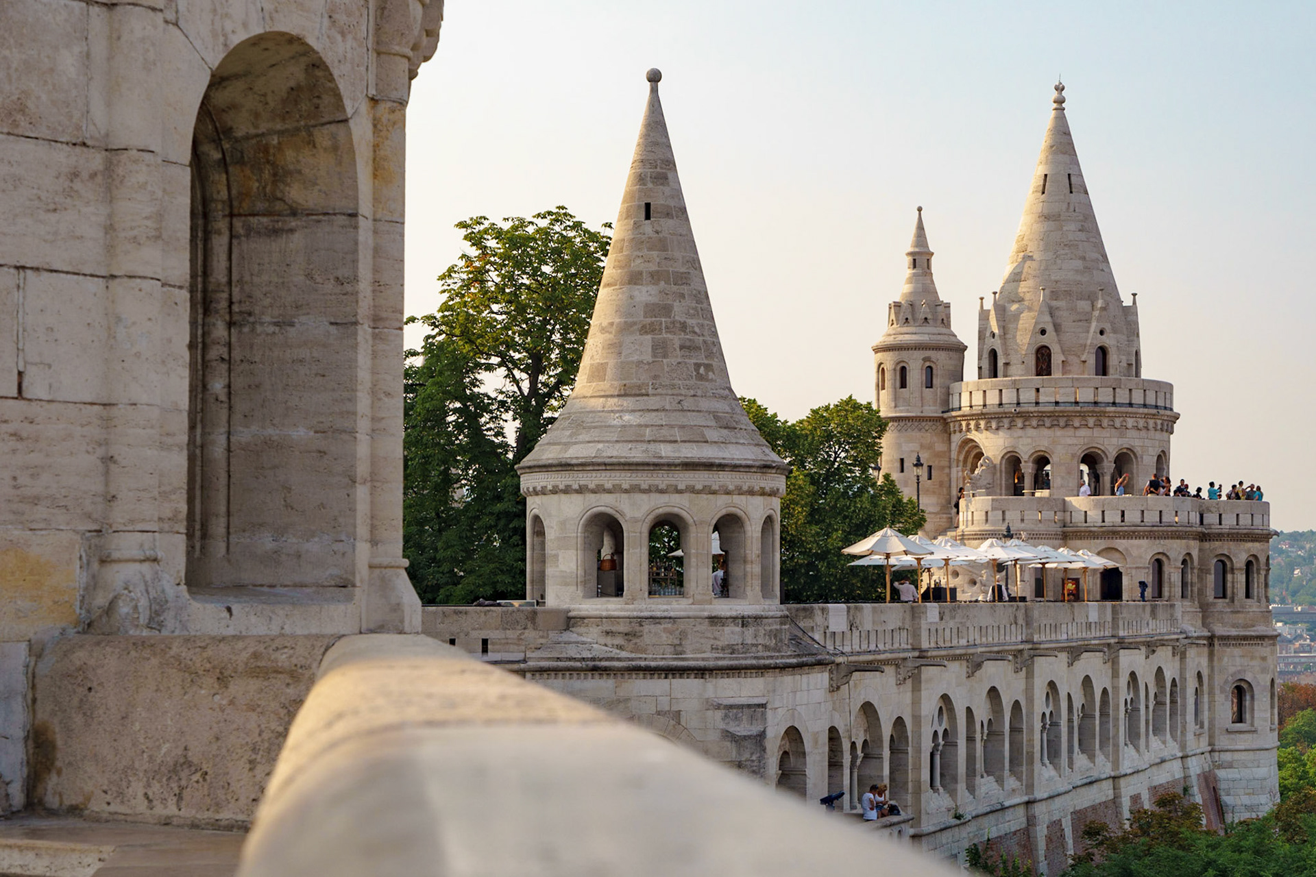 Budapeşte'de Buda Kalesi bölgesinde yer alan Halászbástya (Balıkçı Tabyası) Orta Çağlarda şehrin savunmada büyük rol oynayan balıkçıların anısına 1900'lerin başında inşa edilmiştir.