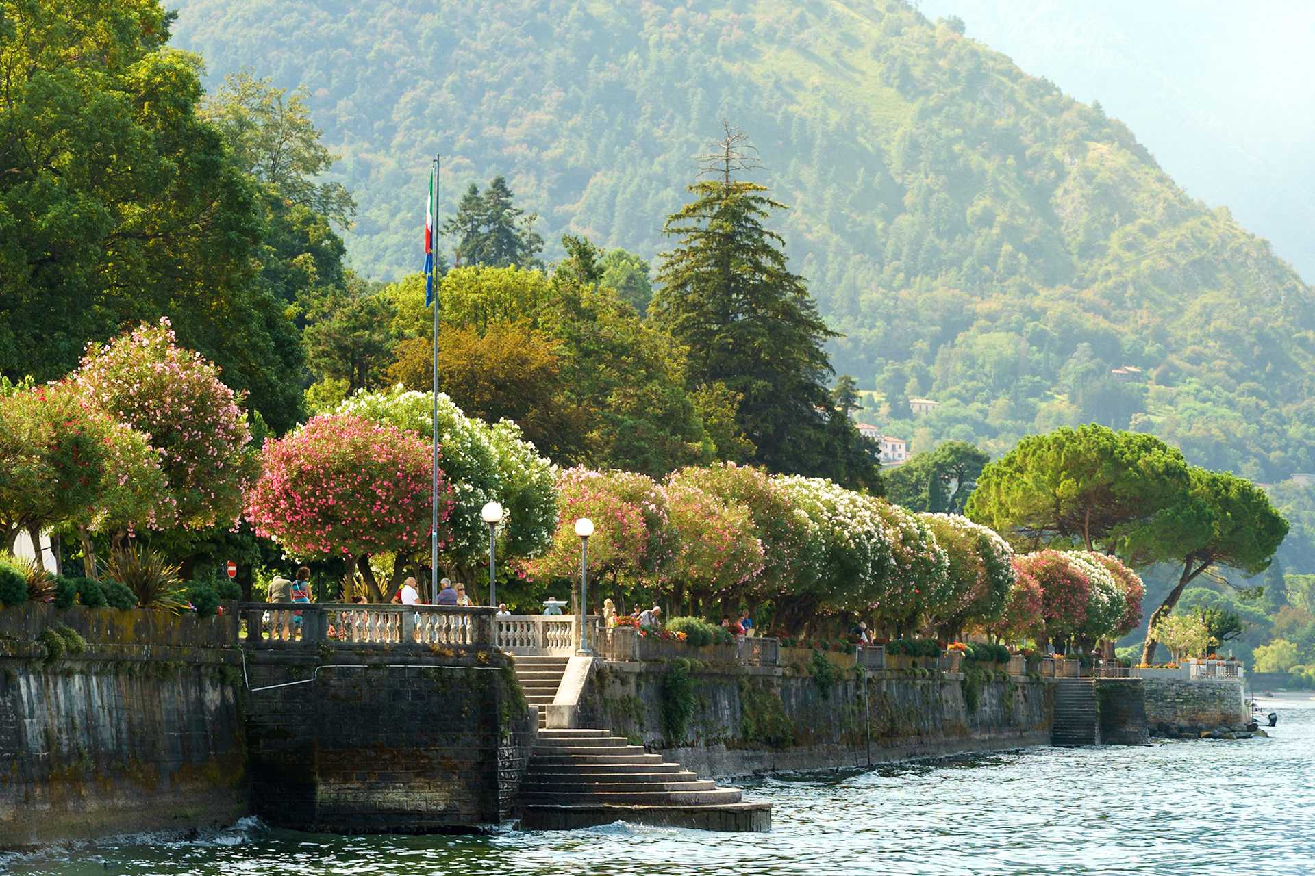 Bellagio'nun güneye doğru uzanan sahil şeridinin bir manzarası.