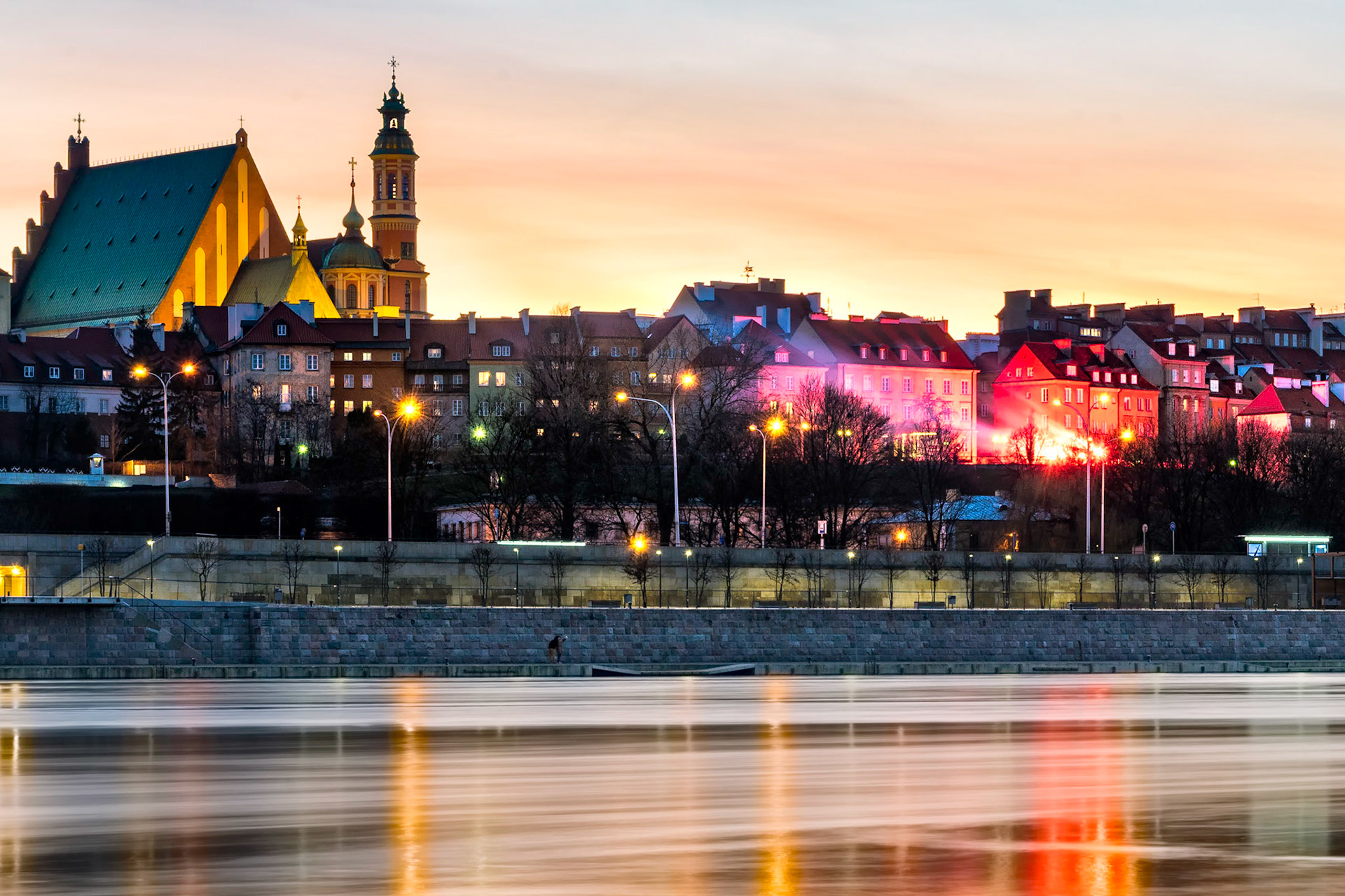 Vistül Nehri kıyılarında kurulan Varşova Eski Şehir bölgesinin, nehrin karşı kıyısından manzarası.
