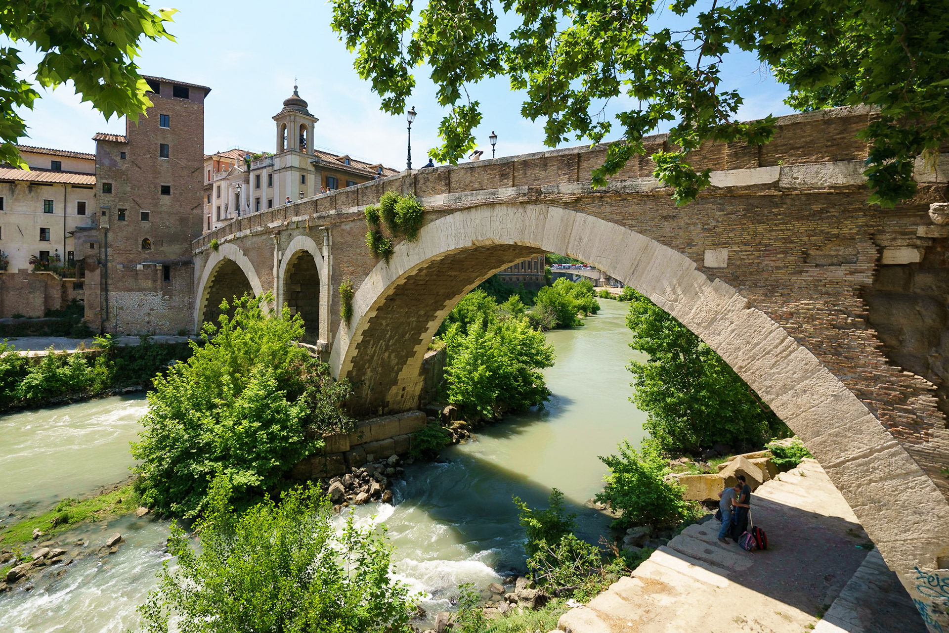 Roma'nın ortasından akan Tiber Nehri'nin üzerinde, yaklaşık 250 metre uzunluğunda Tiber Adası bulunmaktadır. Bir efsaneye göre, tiran Roma kralı Tarquinius Superbus'un ölümü sonrası halk cesedini Tiber Nehri'ne atar ve cesedin üzerinde biriken toprak, Tiber Adası'nı oluşturur.