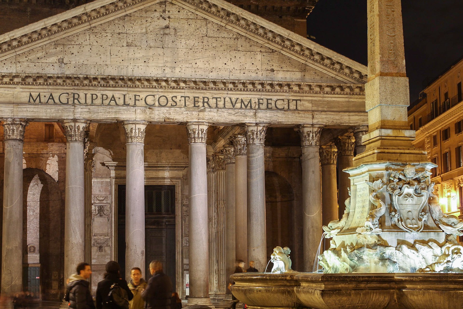 Pantheon (ismi sıklıkla Atina'daki Parthenon'la karıştırılır), MS 100'lü yılların başında yapılan bir tapınaktır. İsminin anlamı, yapılış amacını belli eder: "tüm tanrılar".