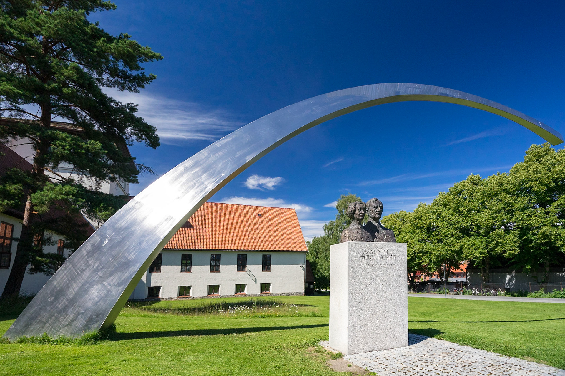 Viking Gemisi Müzesi'nin (Vikingskipshuset) hemen dışında bulunan anıt, çok sayıda Viking kalıntılarının bulunmasında önemli rol oynayan Anne Stein ve Helge Ingstad'ın anısına inşa edilmiştir.