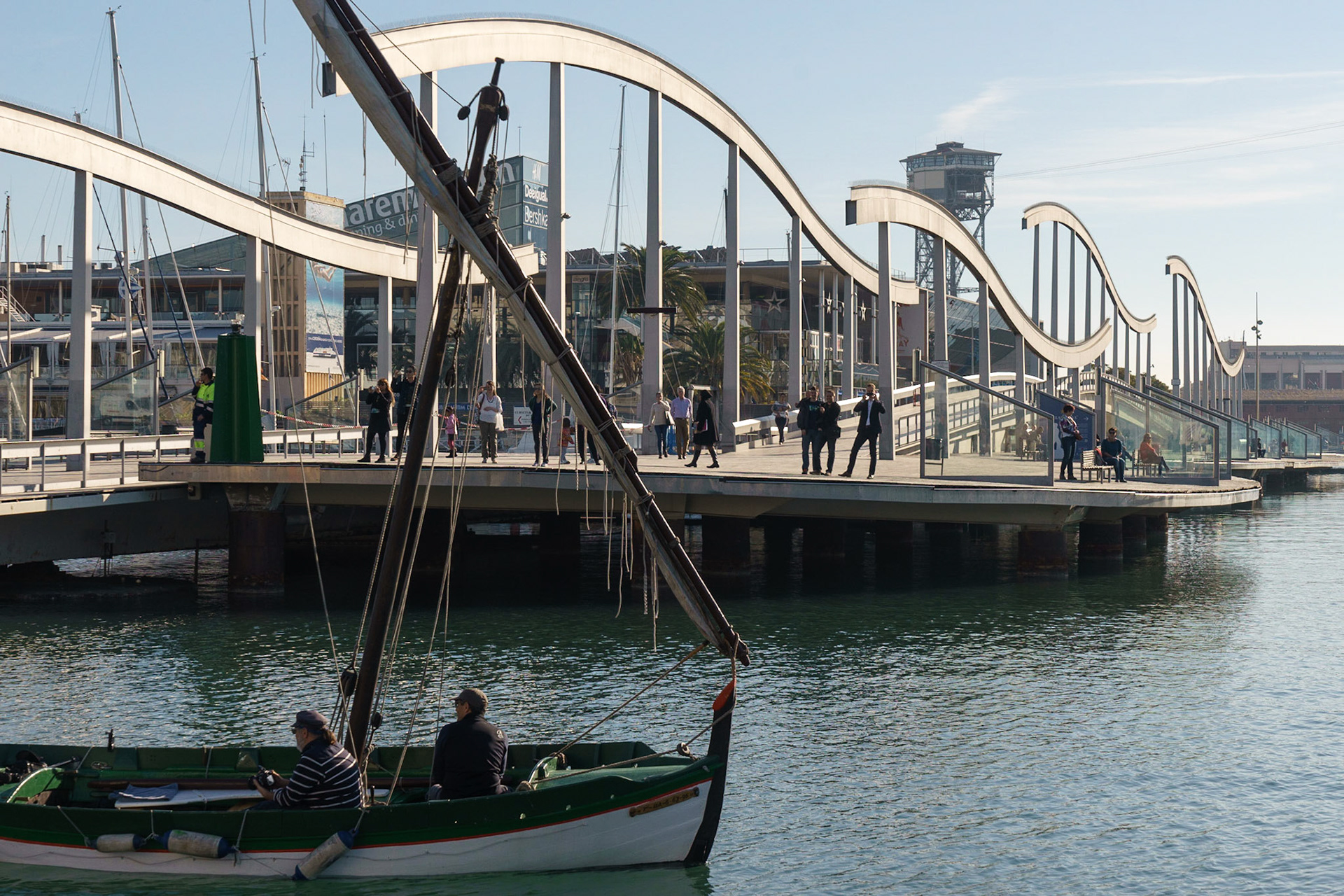 Barselona Limanı'nın bir parçası olan Vell Limanı'nda yer alan iskele, limandan gemilerin çıkabilmesi için hareketli şekilde tasarlanmış.