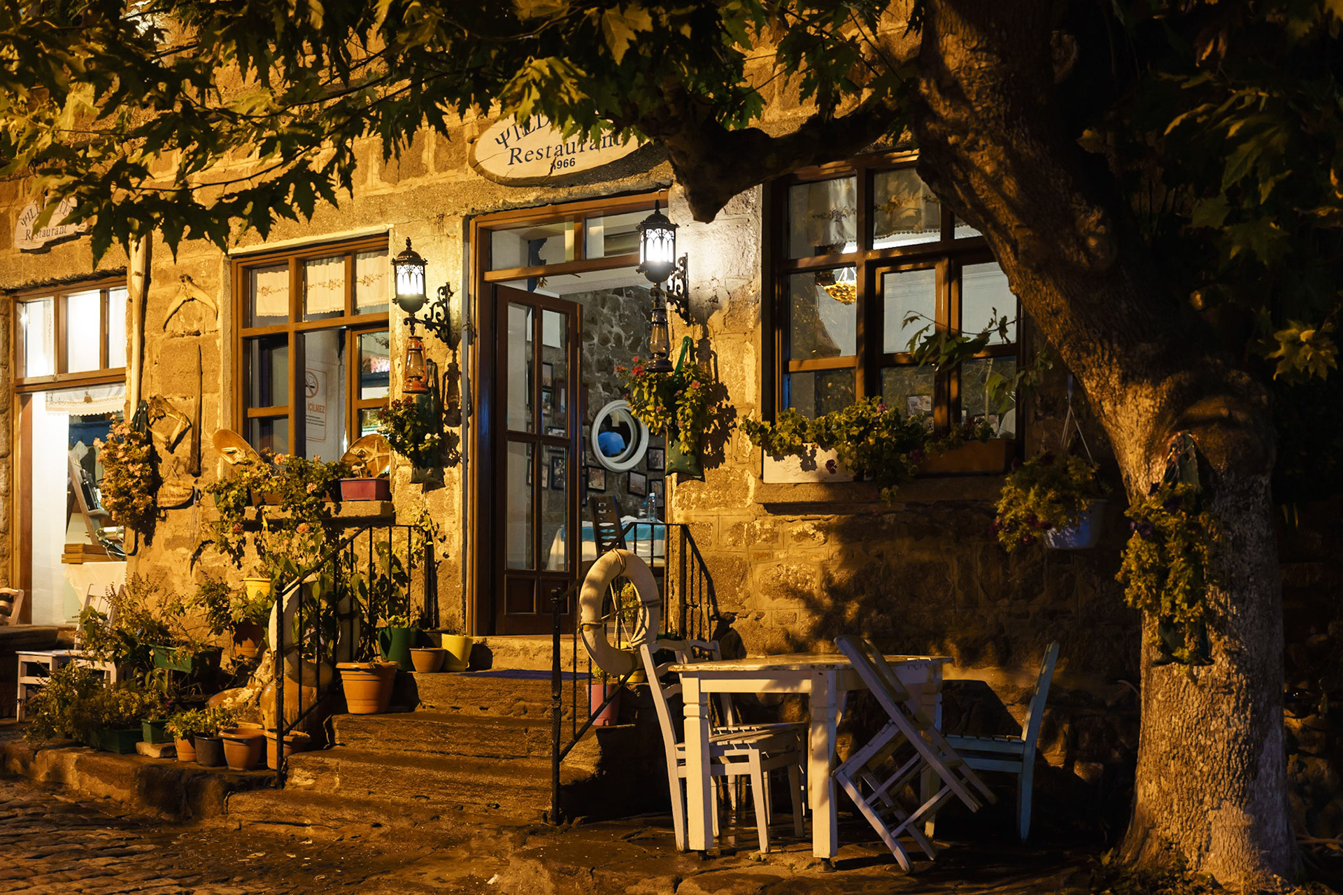 Günümüzde otel olarak hizmet veren, Assos'un tarihi taş binalarından birisi.