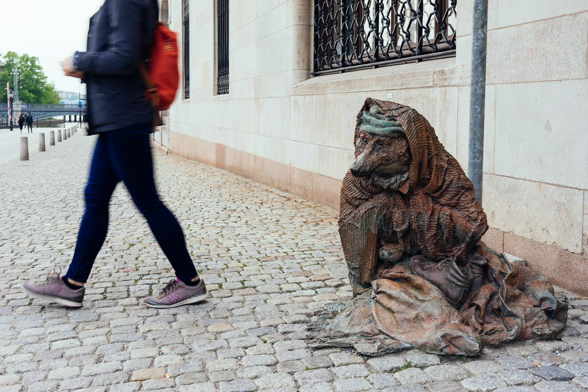 İsveç Başbakanlık binasının yanında, Gamla Stan'a girmeden hemen önce karşılaşılan Dilenci Tilki heykeli.