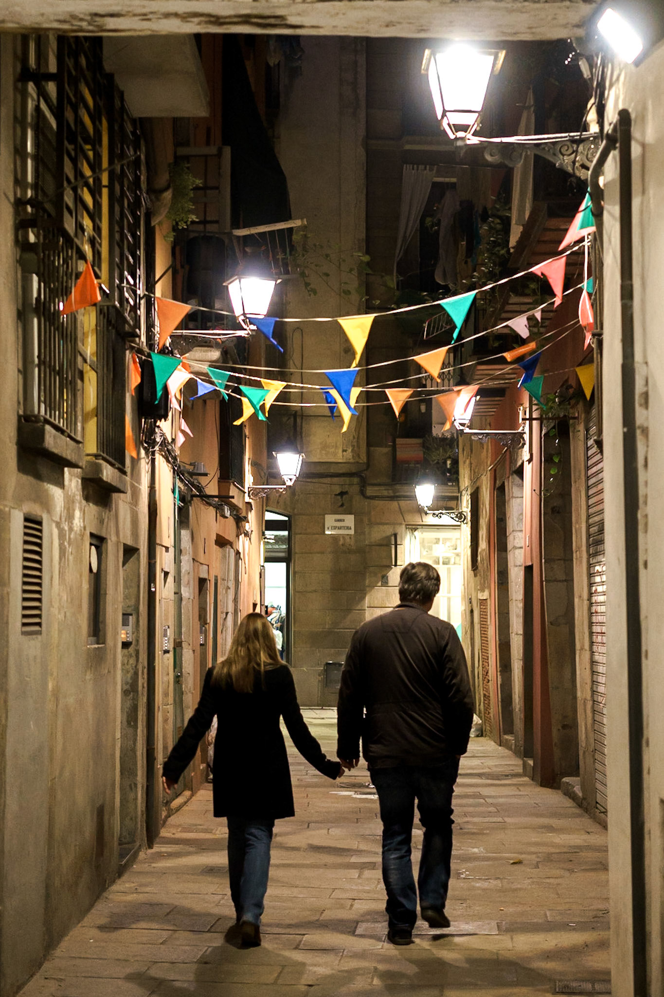 El Born mahallesinin sokaklarında, akşam gezintisine çıkan bir çift.