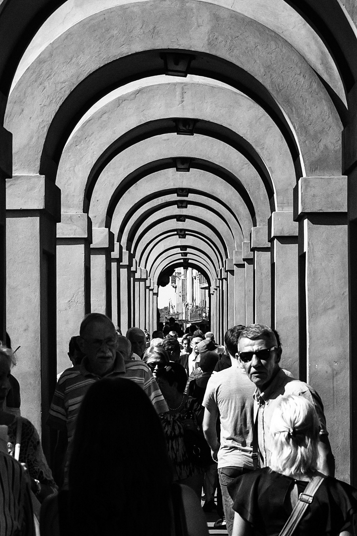 Floransa'da Ponte Vecchio'ya yaklaşırken altından geçilen kemerlerin, ışığın da etkisiyle ortaya çıkan dikkat çekici görüntüsü.