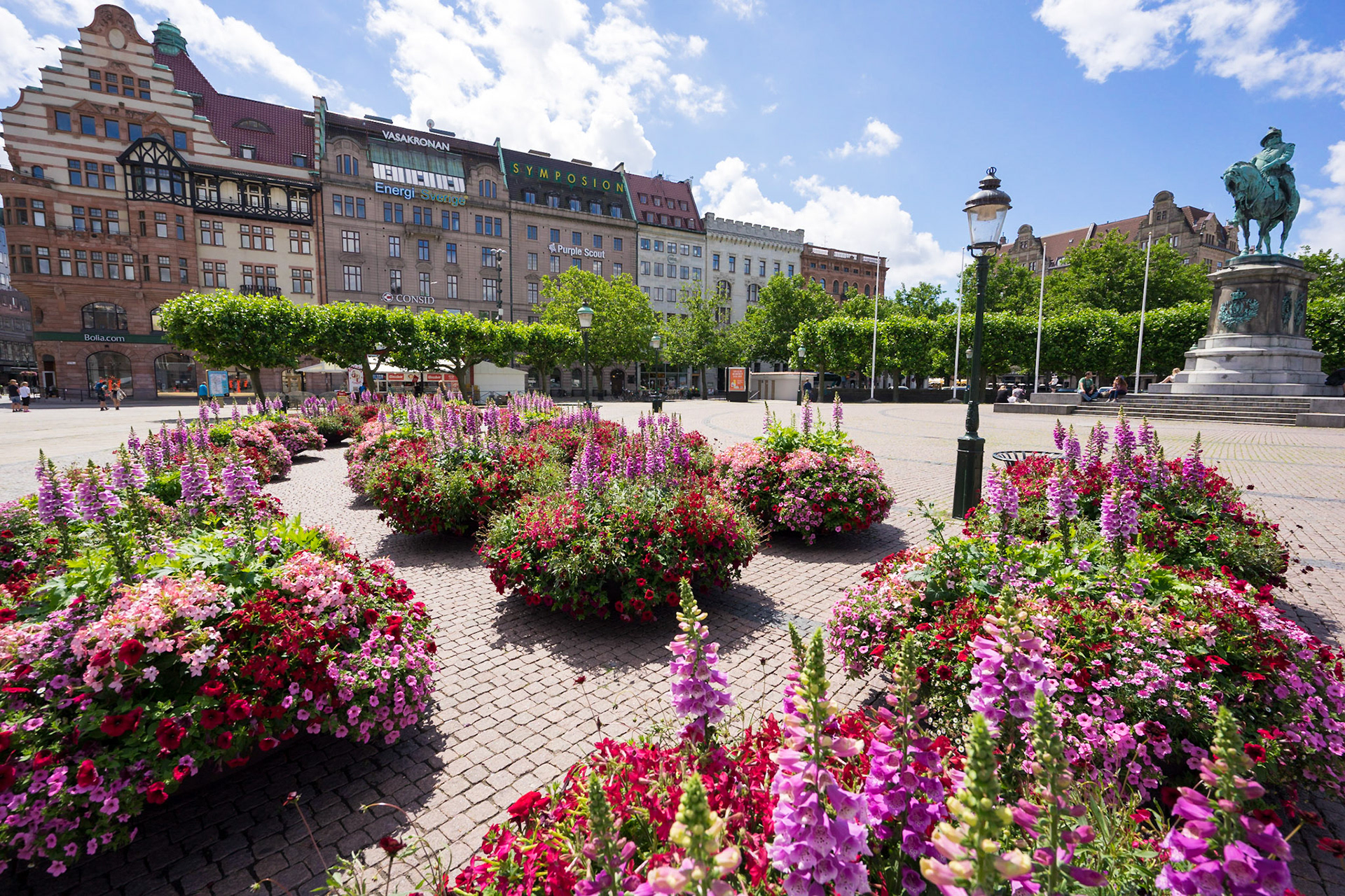 Malmö'deki Stortorget (Büyük Meydan), etrafında yer alan tipik binalar ve Kral Karl X. Gustav'ın heykeli ile dikkat çekiyor.