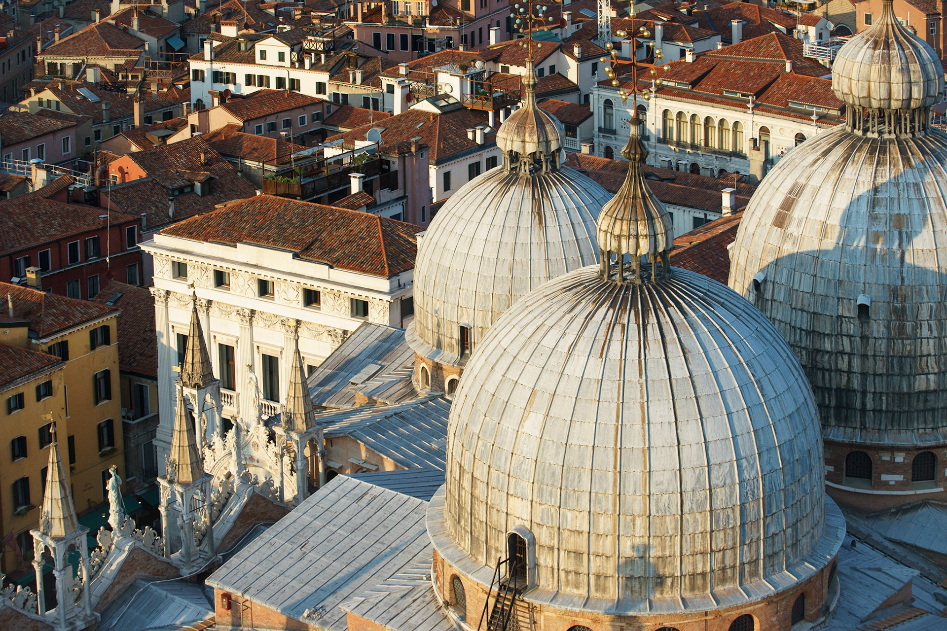 San Marko Bazilikası'nın kubbeleri ve Venedik'in Orta Çağ'dan kalan kırmızı çatıları.