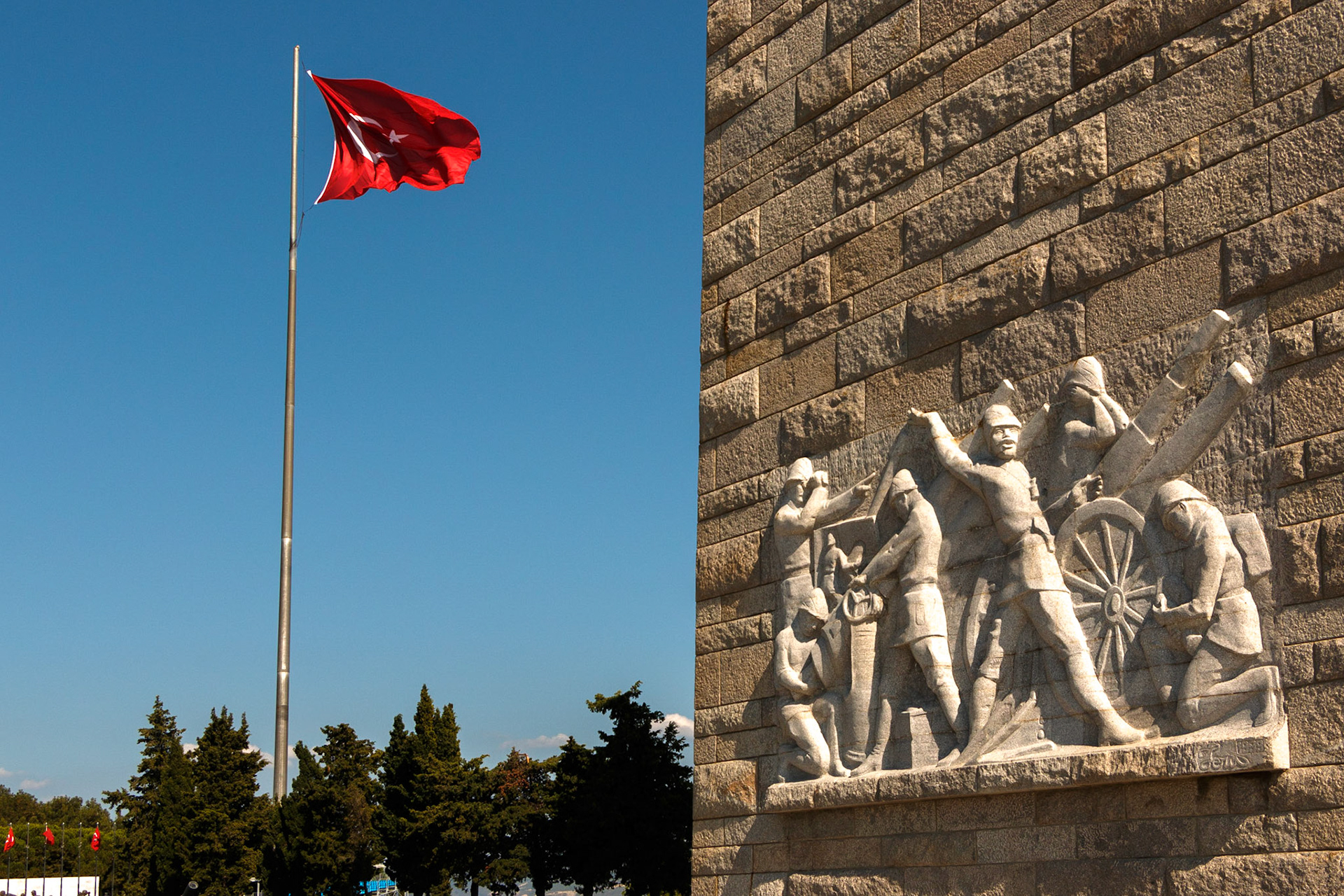 Çanakkale Savaşları'nda hayatını kaybeden askerler anısına yaptırılan Çanakkale Şehitleri Anıtı'nın detayı ve anıtın hemen önünde dalgalanan Türk bayrağı.

Gelibolu Yarımadası'nda yer alan anıtın yapımına, 1944 yılında yapılan yarışma ile karar verilmiş ve yapımı 1960 yılında tamamlanmıştır.