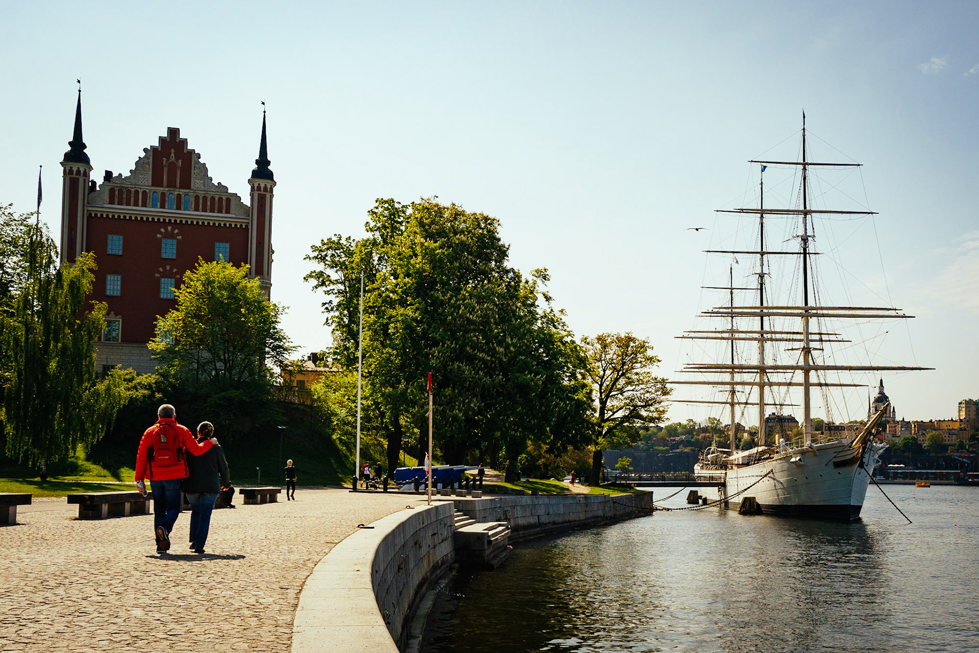 Gemi adası anlamına gelen Skeppsholmen'de demirlemiş tarihi bir gemi ve binalar.