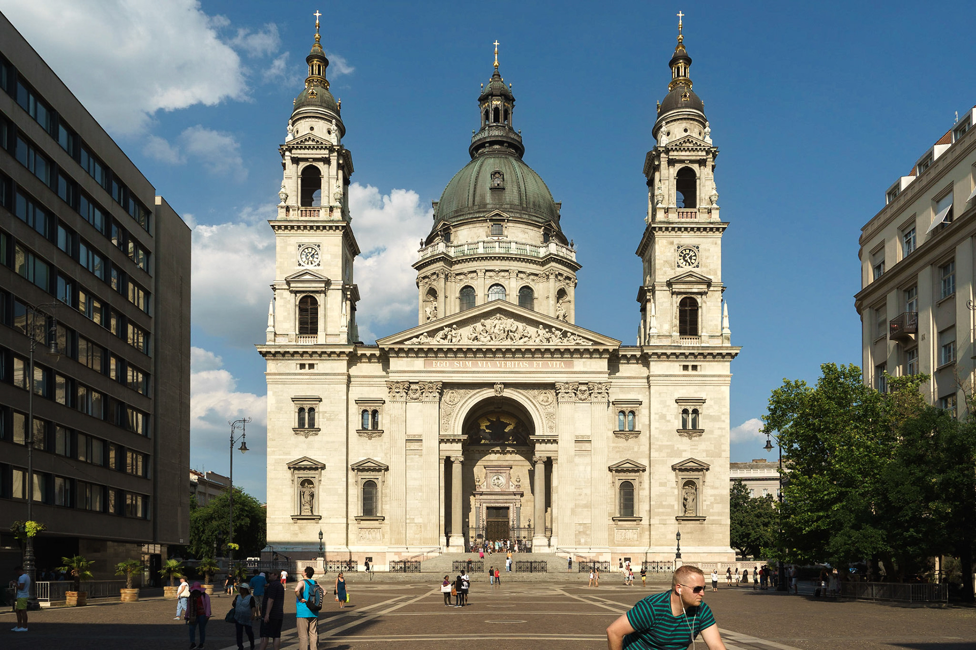 11. yüzyılın başlarında hüküm süren, Macaristan'ın ilk kralı 1. Stefan adına inşa edilen Szent István-bazilika ve şehrin en canlı meydanı olan, aynı adı taşıyan Szent István Meydanı.