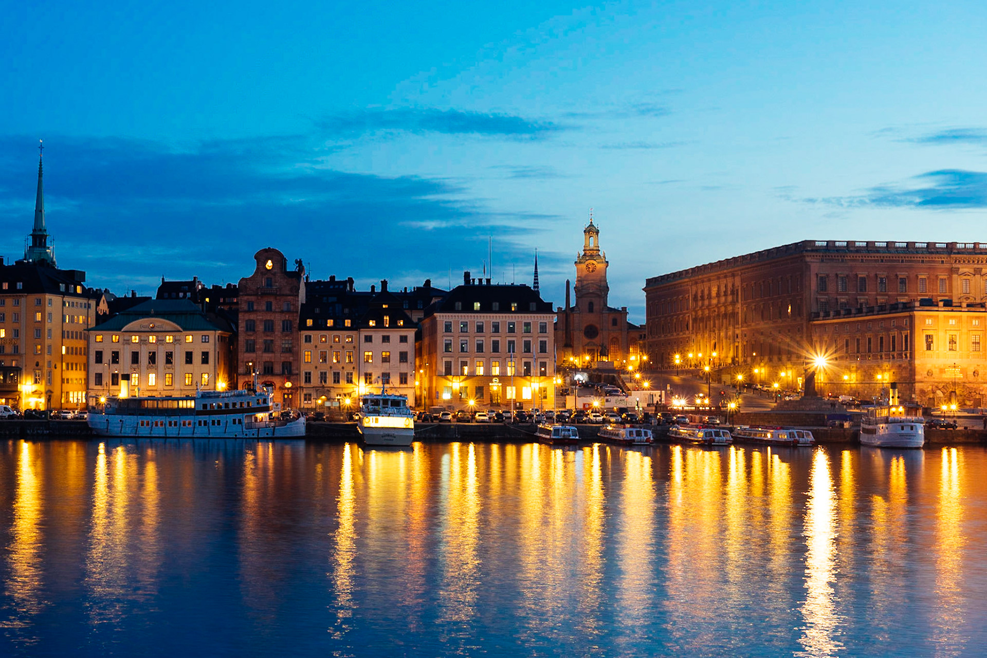 Skeppsholmsbron Köprüsü üzerinden, Gamla Stan'ın gün batımı manzarası.