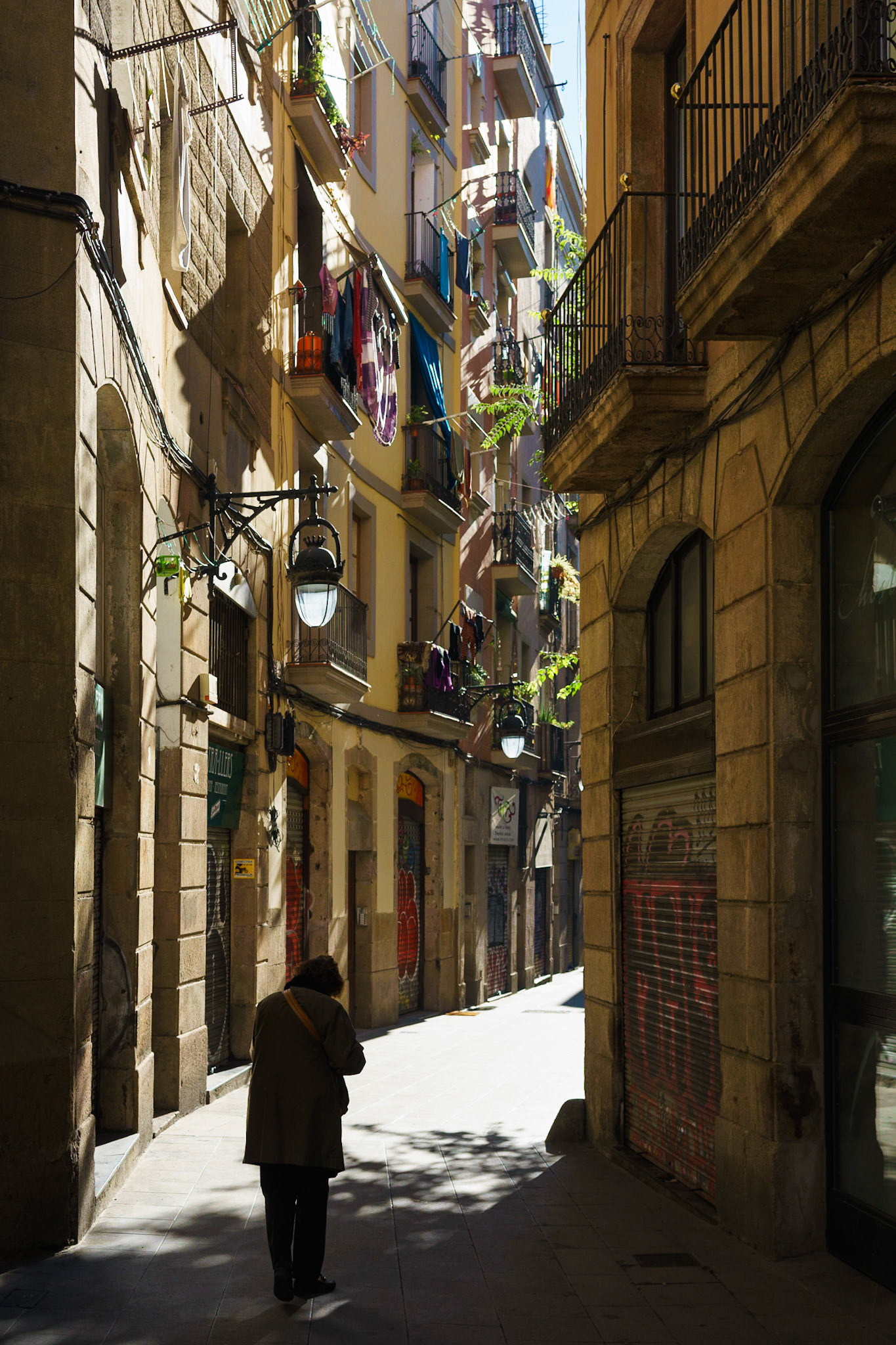 Barselona'nın karakteristik sokaklarında günlük hayattan bir manzara.