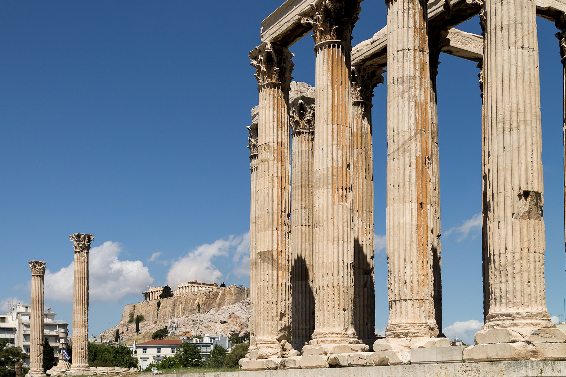 Olimpian Zeus Tapınağı'ndan geriye kalan 16 sütunun arasından Akropol ve Parthenon'un görüntüsü.