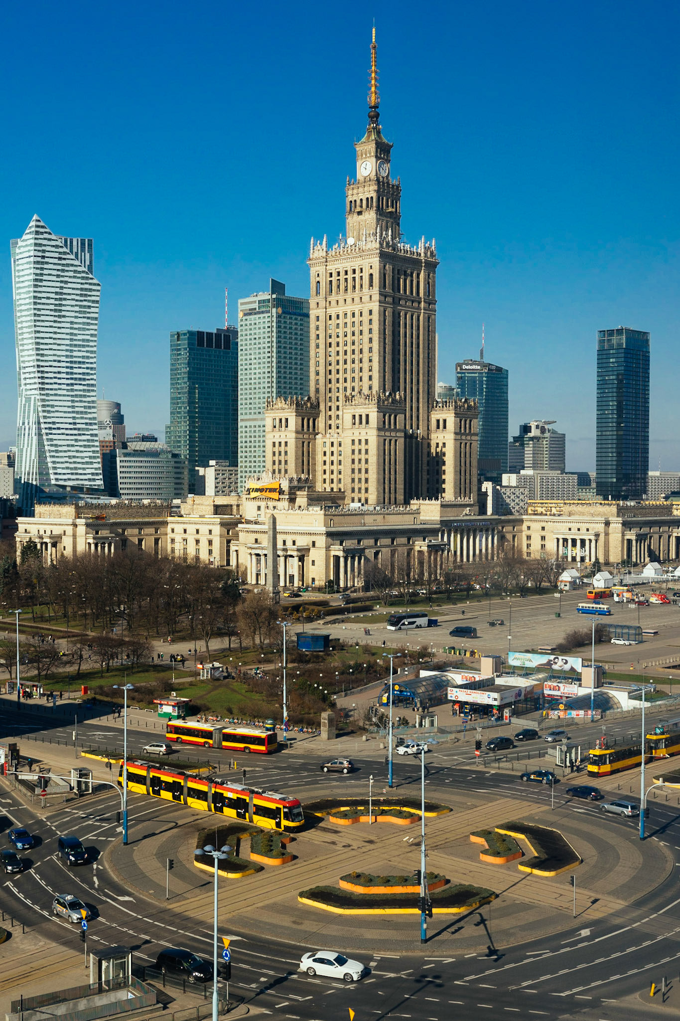 Varşova Kültür ve Bilim Sarayı, 1950lerde Sovyetler Birliği tarafından Polonya'ya hediye edilmiş ve tamamen Sovyet işçiler tarafından inşa edilmiştir. İnşası tamamlandıktan sonra Stalin Kültür ve Bilim Sarayı olarak isimlendirilmiş olup, sonradan Stalin ismi çıkarılmıştır.