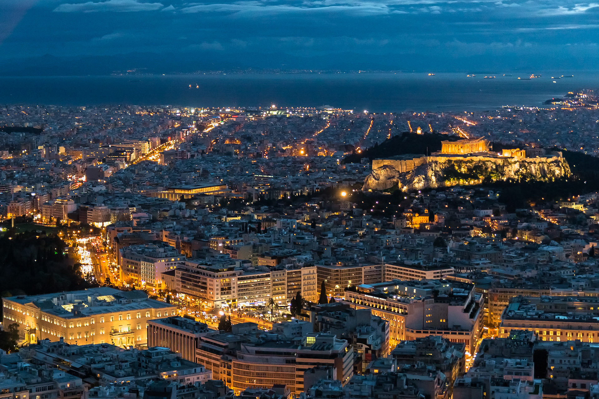 Atina'nın en yüksek tepesi olan Lycabettus Tepesi'nden tüm şehrin manzarası.

Sağ tarafta Akropol ve Parthenon, ufukta ise Atina'nın limanı Piraeus'u görmek mümkün.
