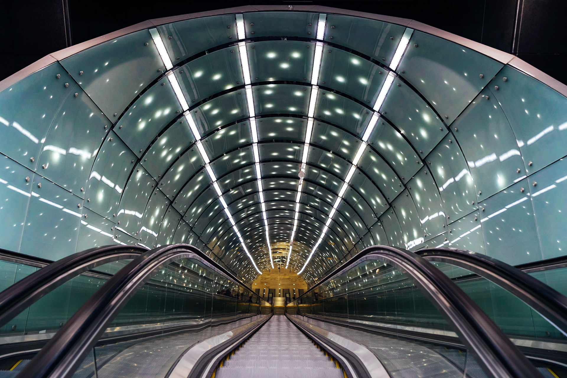 Kopernik Bilim Merkezi'nin hemen yanında yer alan ve aynı ismi taşıyan metro istasyonunun tüneli, kişiyi adeta bilim müzesine hazırlıyor.