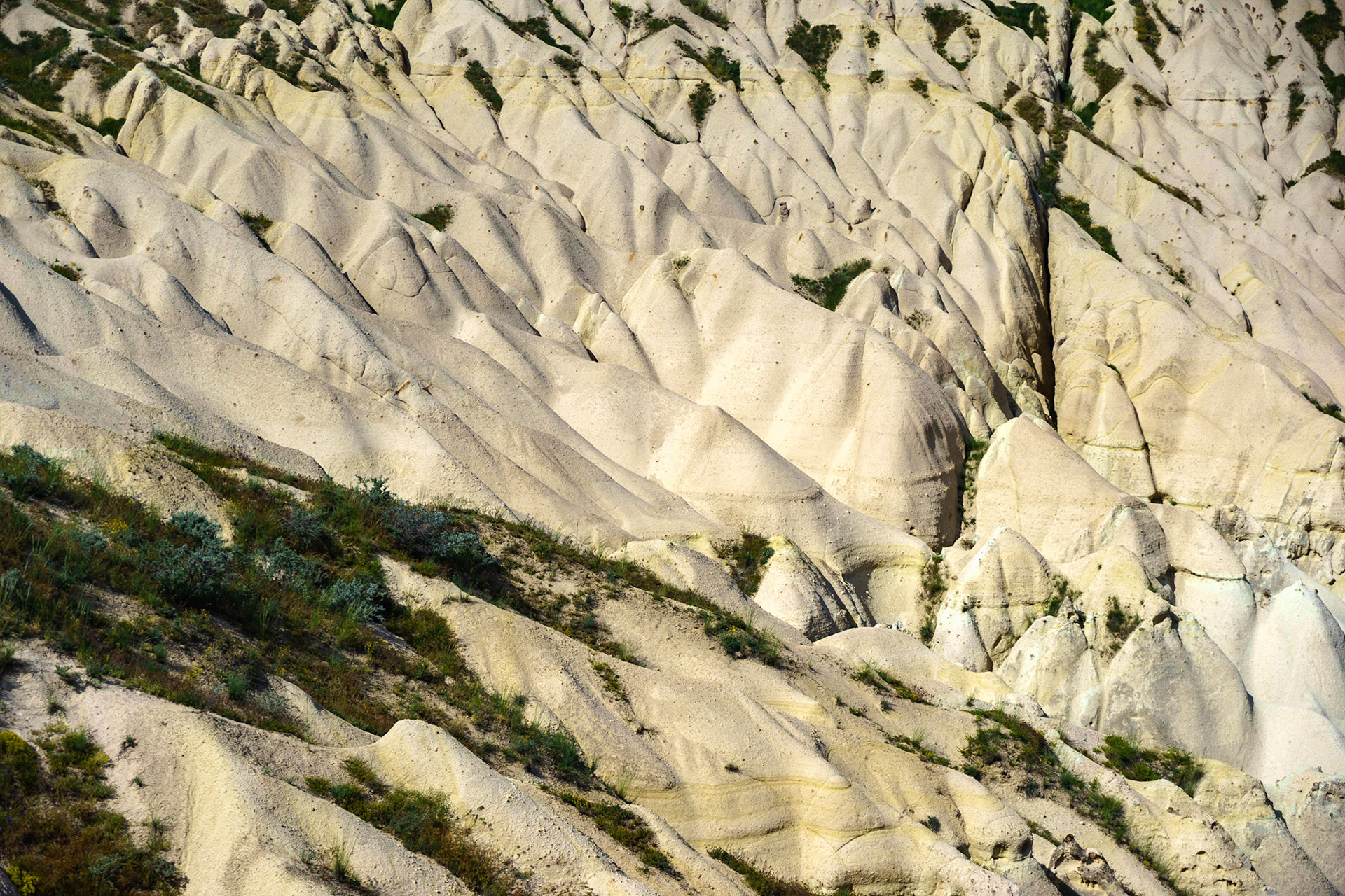 Kapadokya'daki Aşk Vadisi'nde, peribacası benzeri oluşumların detay görüntüsü.