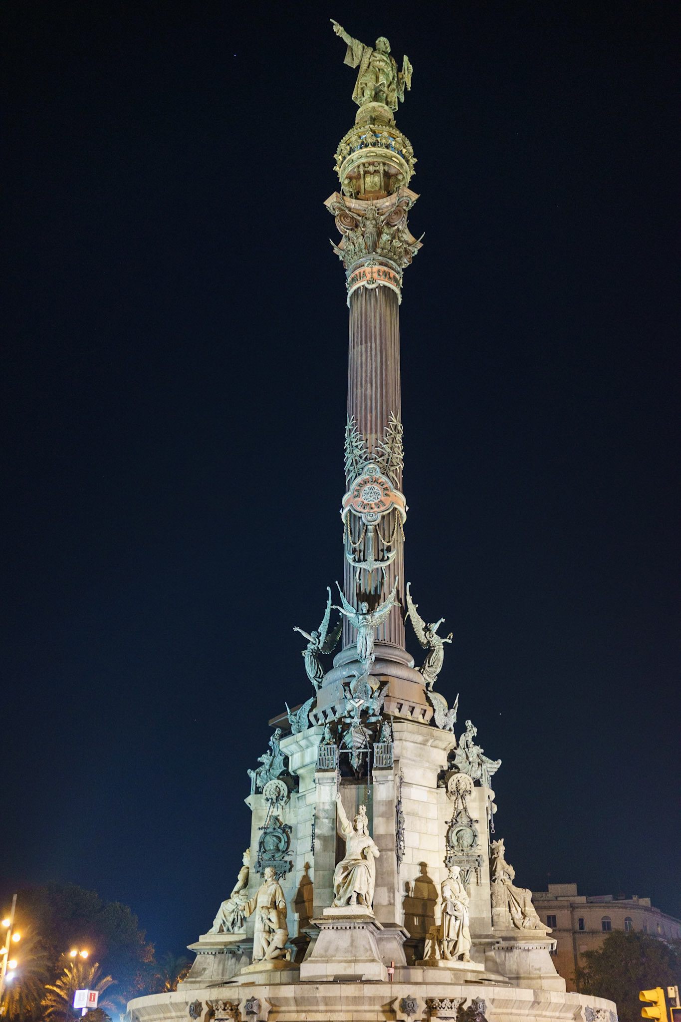 Barselona'nın ana alışveriş ve turistik caddesi La Rambla'nın sonunda, Barselona Limanı'nın hemen girişinde yer alan Kolomb Anıtı, Amerika seferini burada sonlandıran  Kristof Kolomb'un anısına yapılmıştır. Anıtın en tepesinde yer alan Kolomb figürü, eliyle Amerika kıtası yönünü işaret etmektedir.